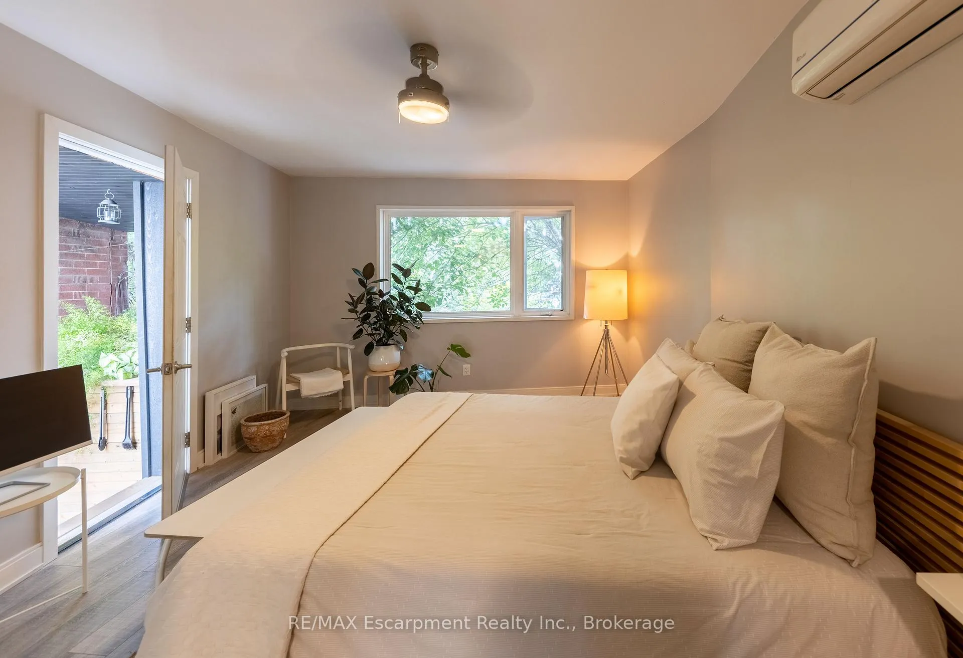 Photo 20 of 2557 Dundas Street W, Toronto, Junction Area — HOMEH