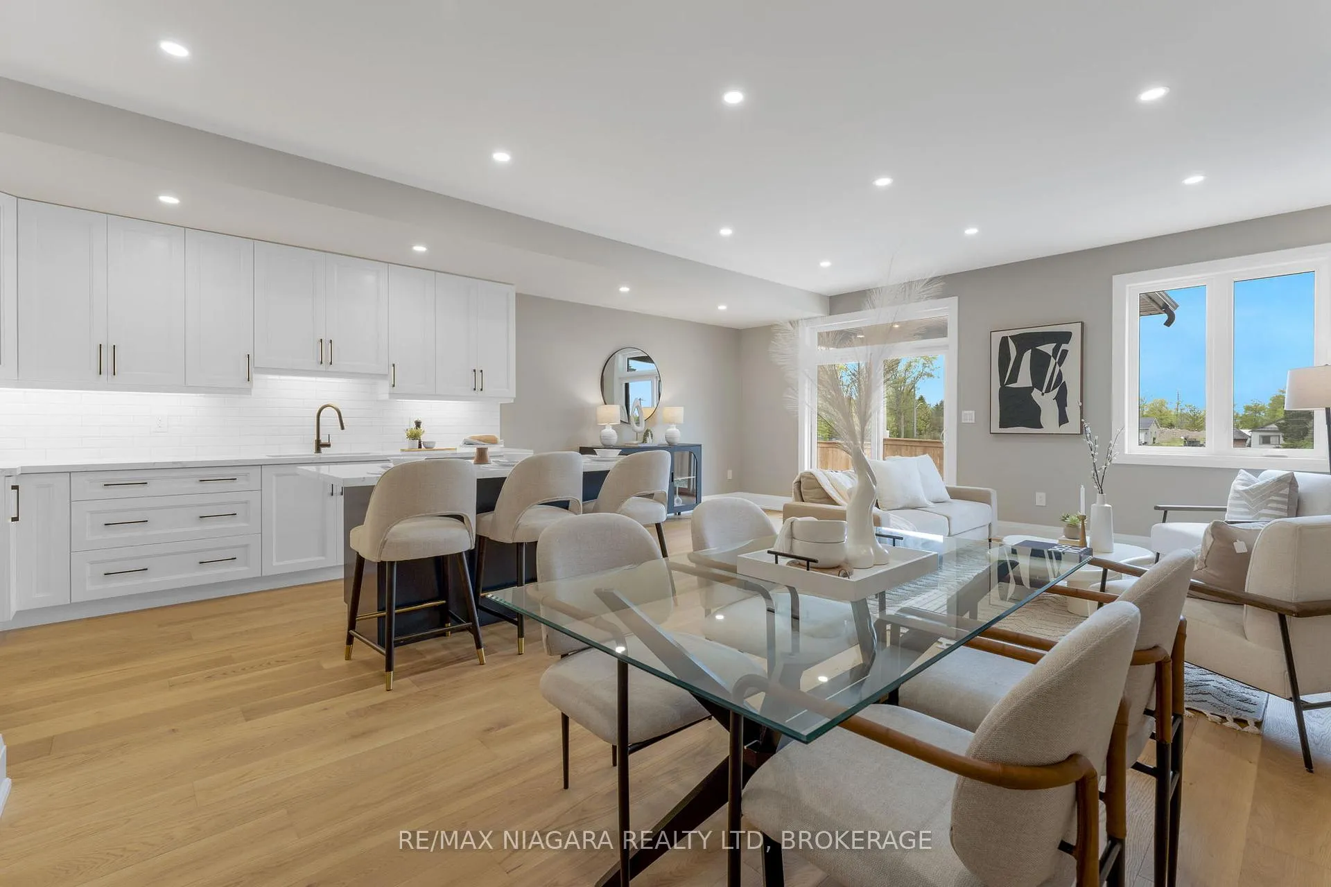 Photo 3 of 6204 Curlin Crescent, Niagara Falls, Forestview — HOMEH