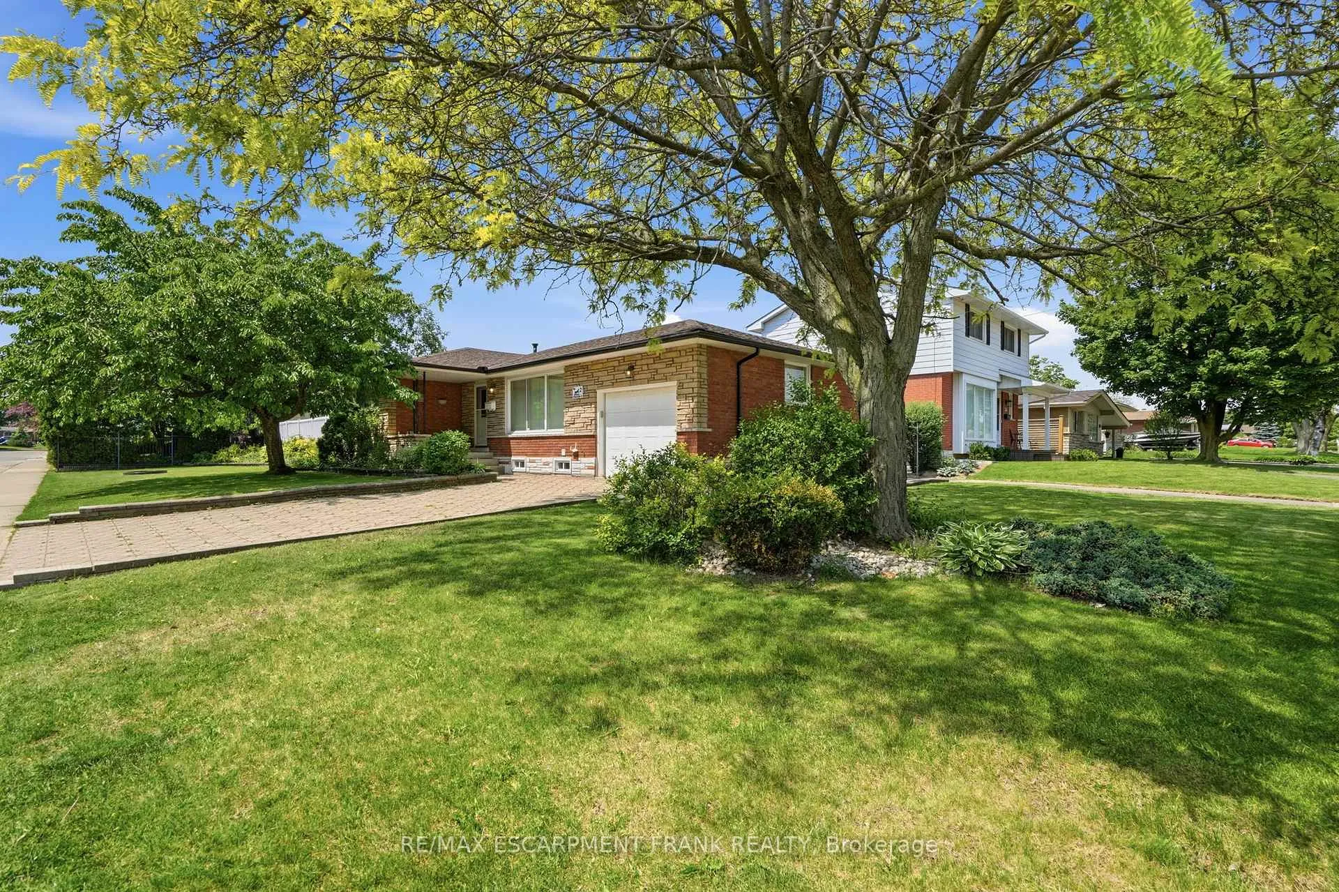 Photo 4 of 2 Deerborn Drive, Hamilton, Thorner — HOMEH