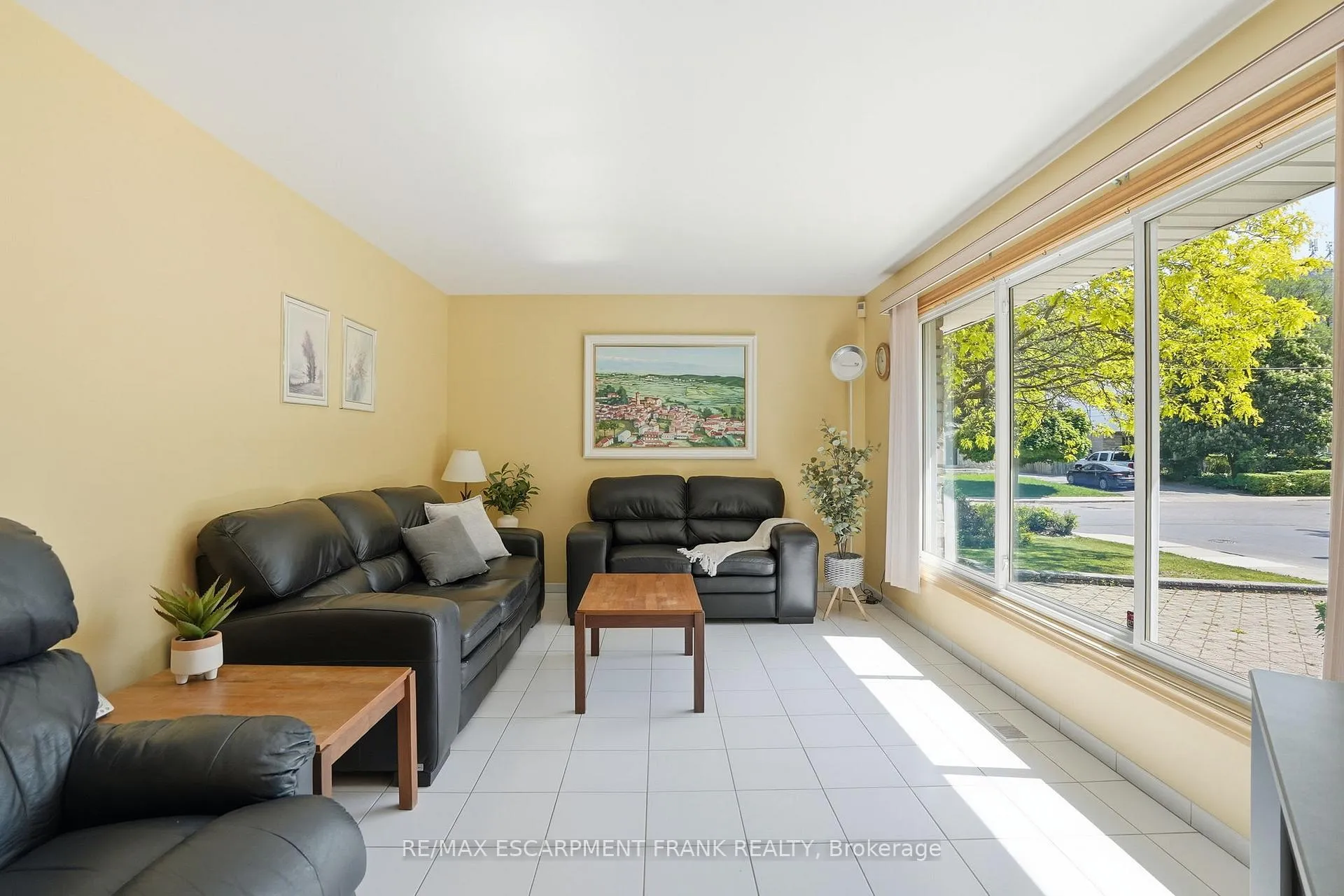 Photo 10 of 2 Deerborn Drive, Hamilton, Thorner — HOMEH