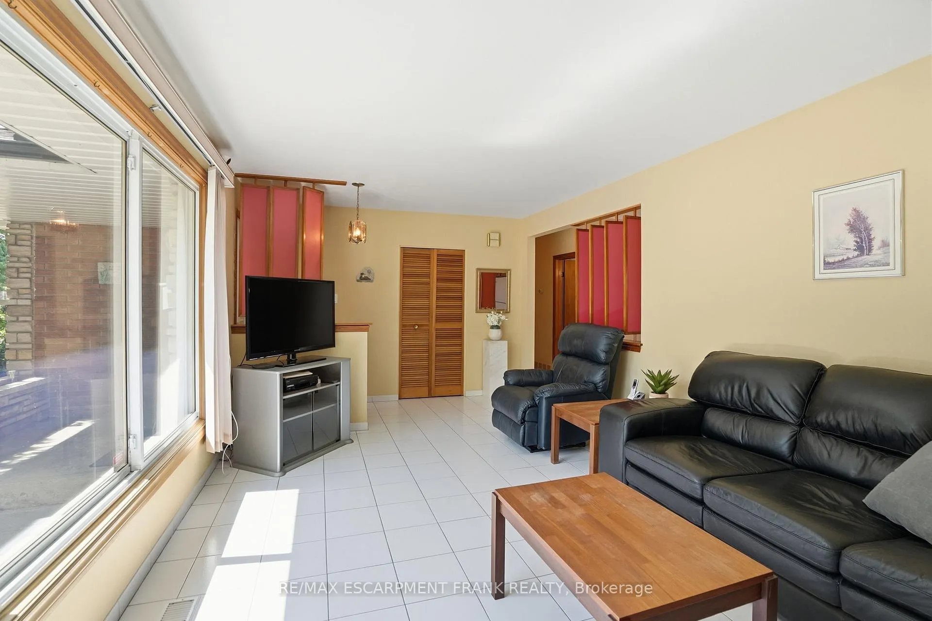 Photo 12 of 2 Deerborn Drive, Hamilton, Thorner — HOMEH