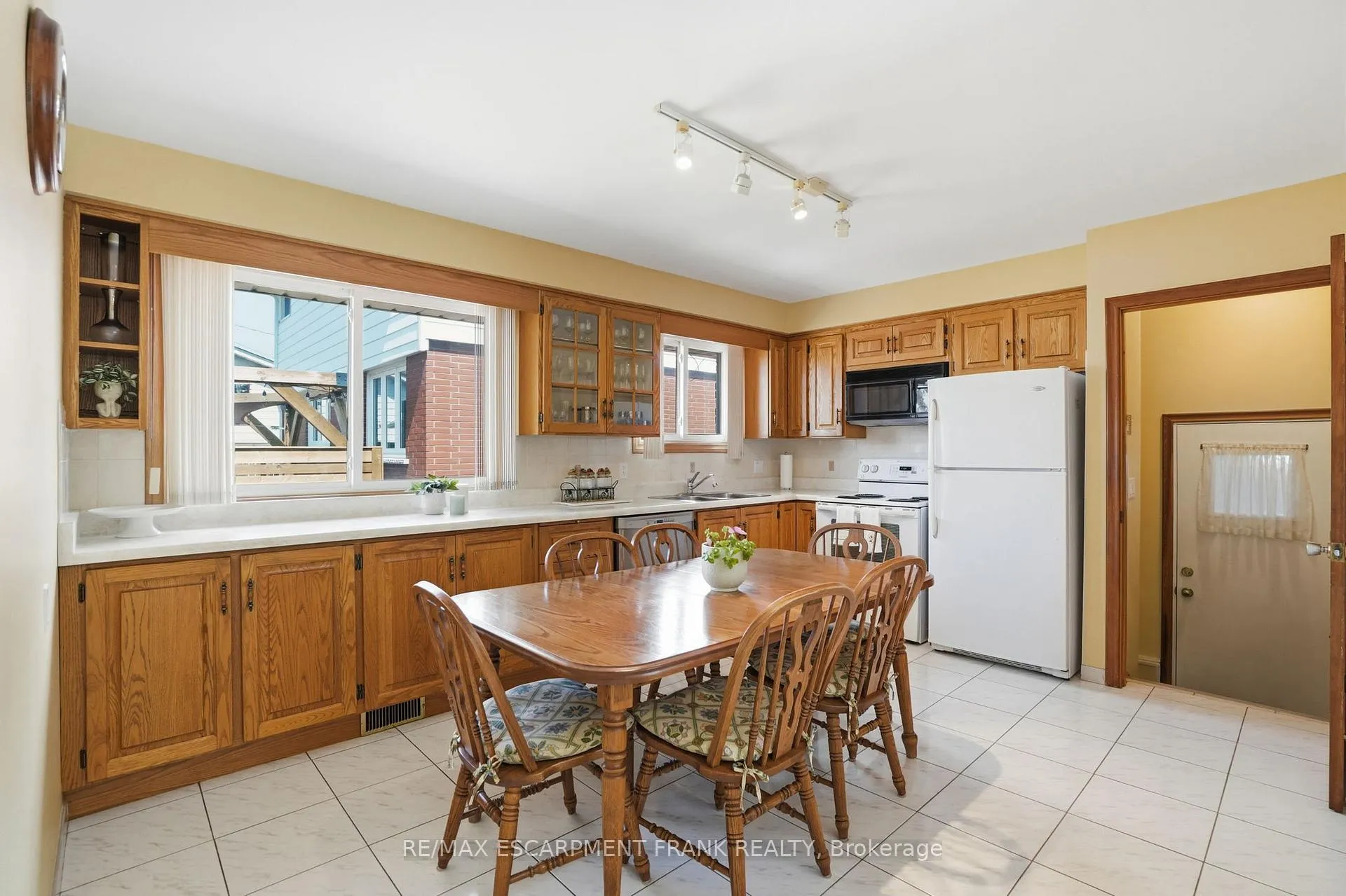 Photo 13 of 2 Deerborn Drive, Hamilton, Thorner — HOMEH