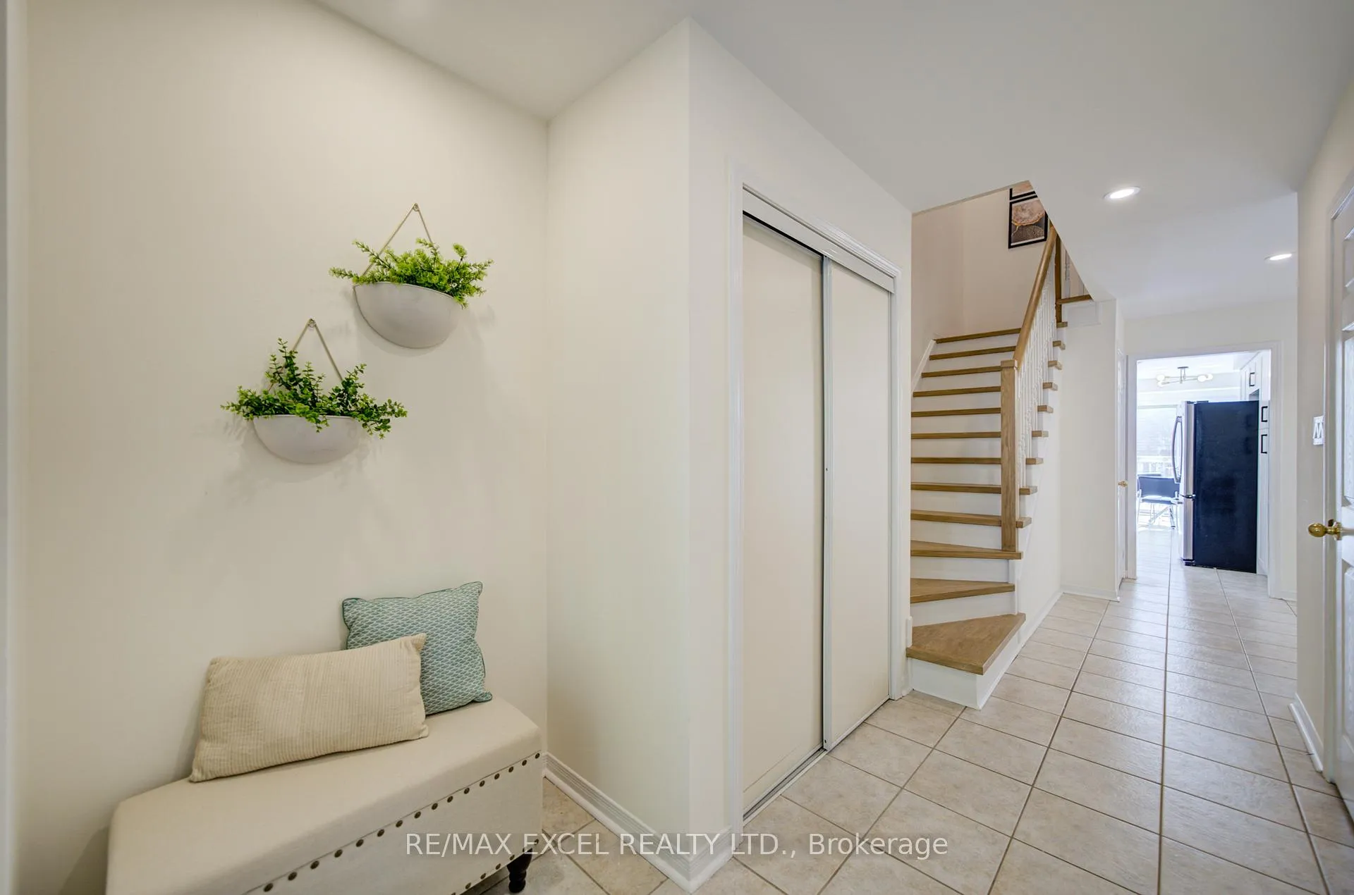 Photo 4 of 22 Horstman Street, Markham, Rouge River Estates — HOMEH