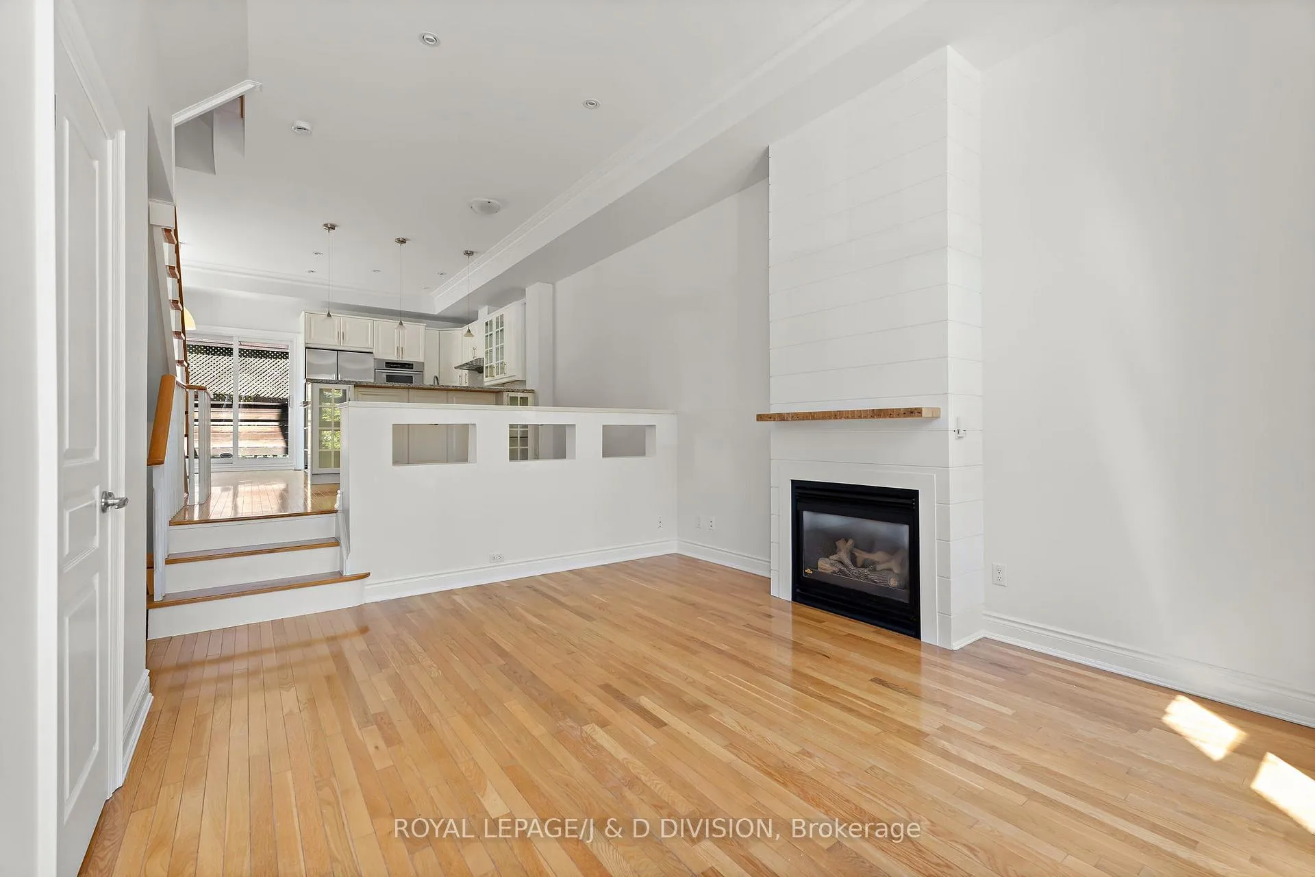 Photo 3 of 102 Earl Place, Toronto, North St. James Town — HOMEH