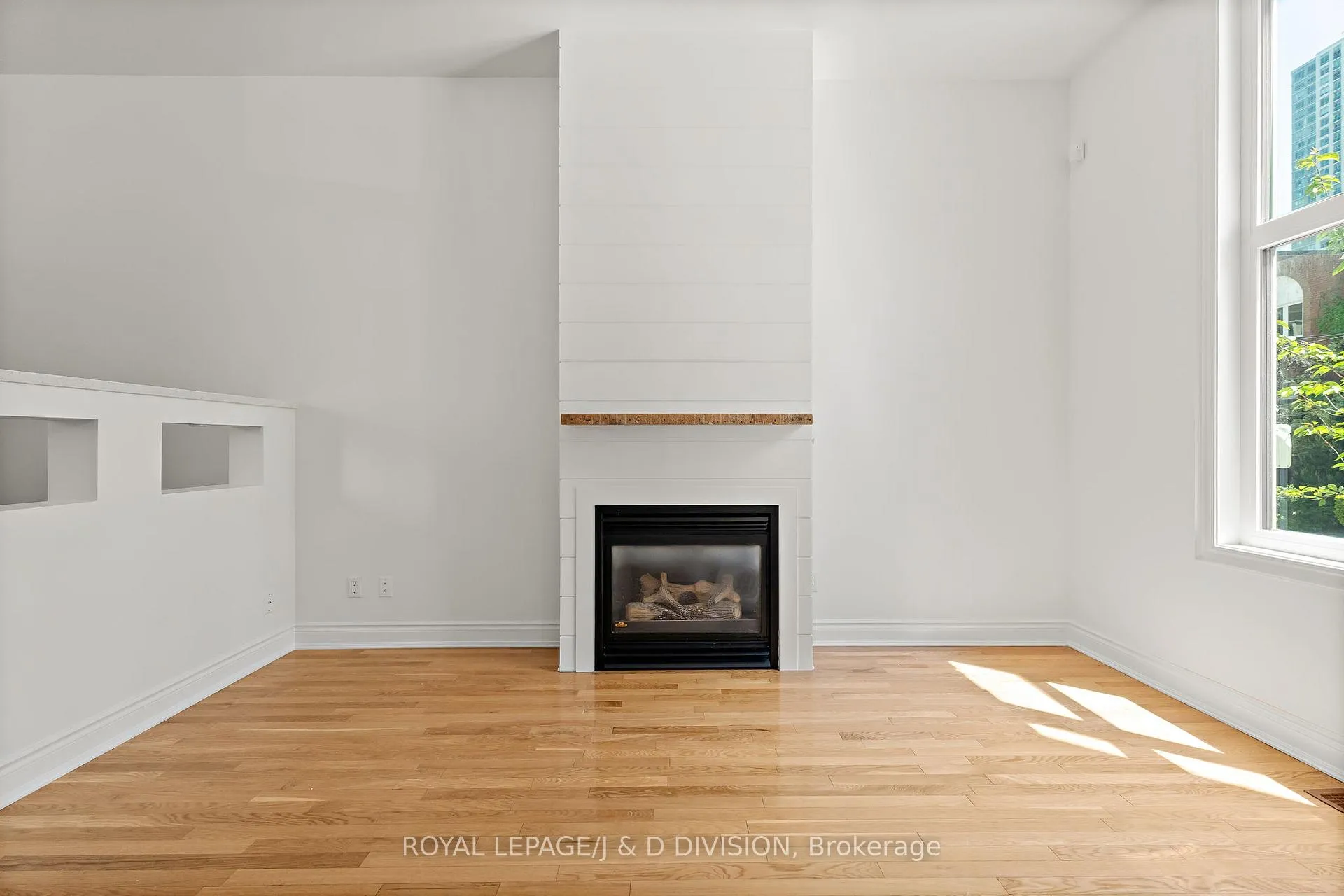 Photo 4 of 102 Earl Place, Toronto, North St. James Town — HOMEH