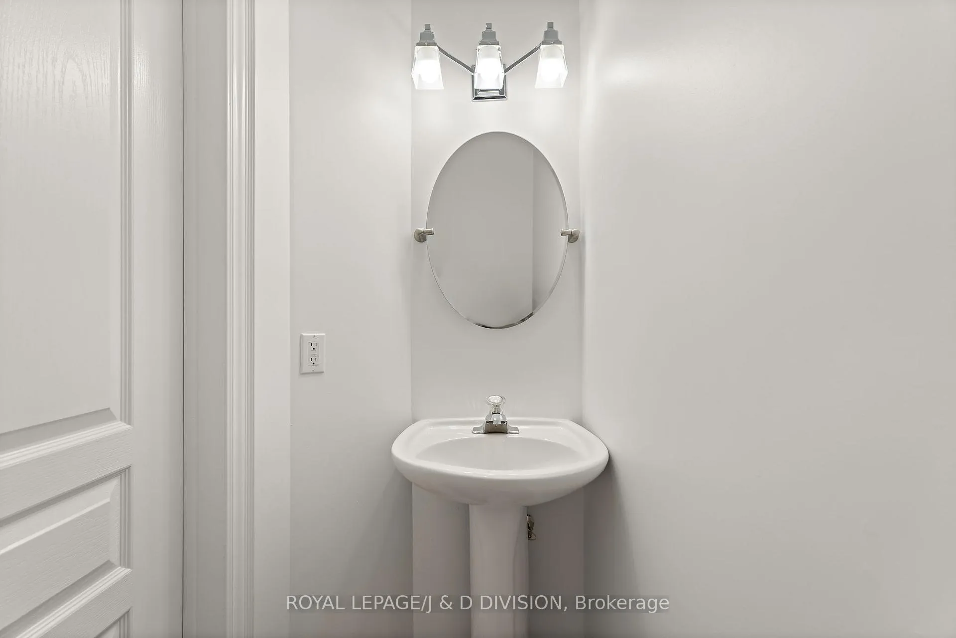 Photo 5 of 102 Earl Place, Toronto, North St. James Town — HOMEH