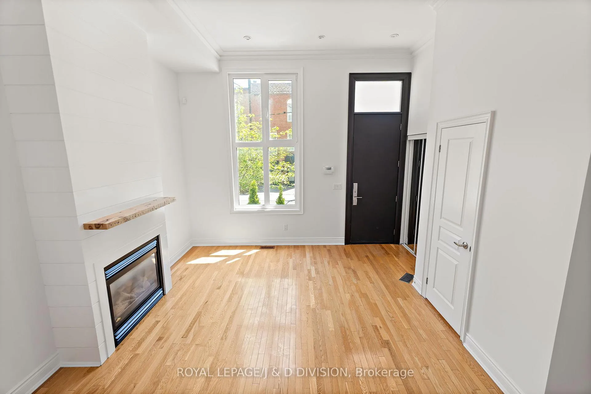 Photo 6 of 102 Earl Place, Toronto, North St. James Town — HOMEH