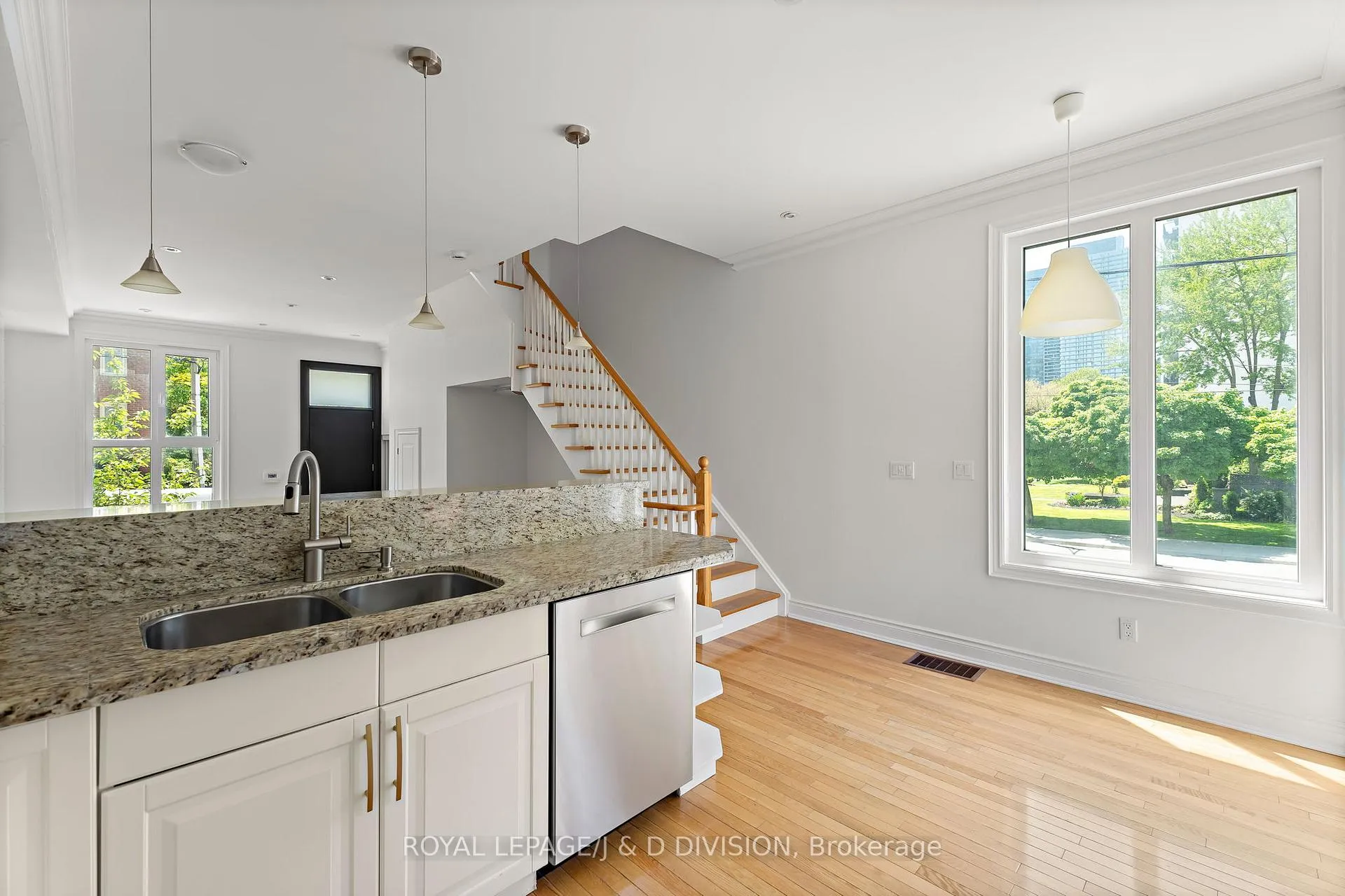 Photo 14 of 102 Earl Place, Toronto, North St. James Town — HOMEH