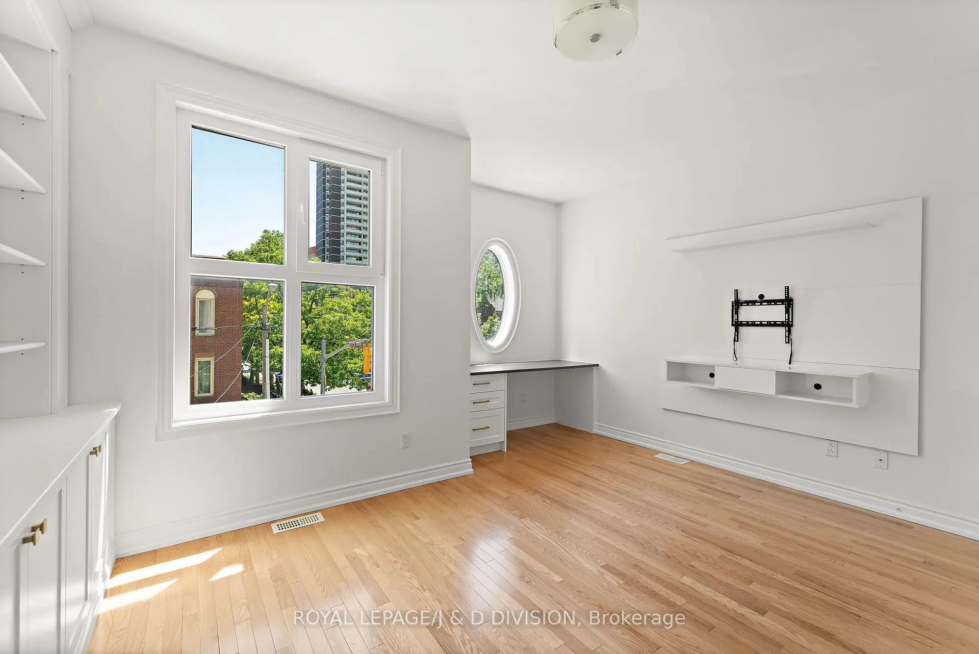 Photo 16 of 102 Earl Place, Toronto, North St. James Town — HOMEH
