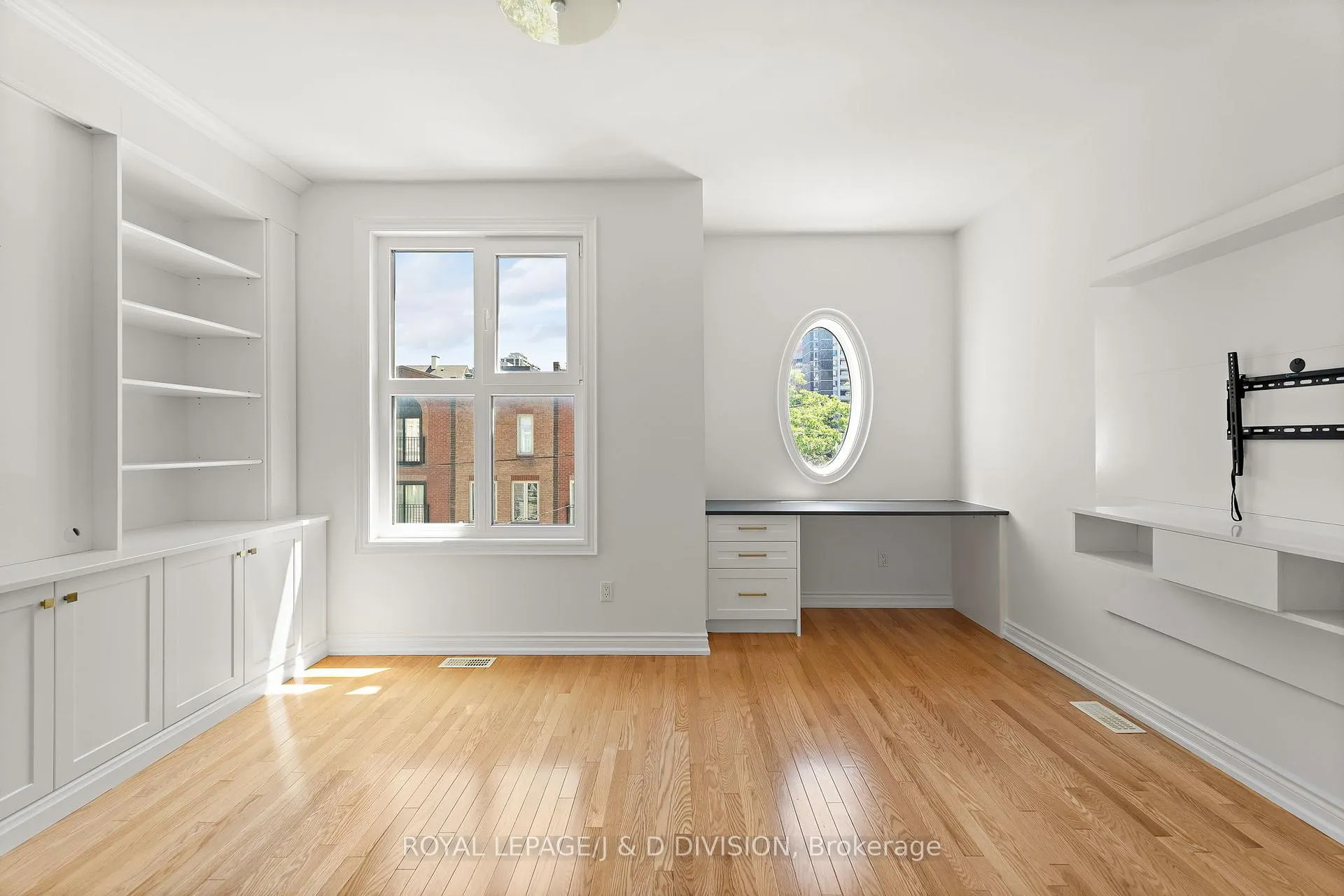 Photo 17 of 102 Earl Place, Toronto, North St. James Town — HOMEH