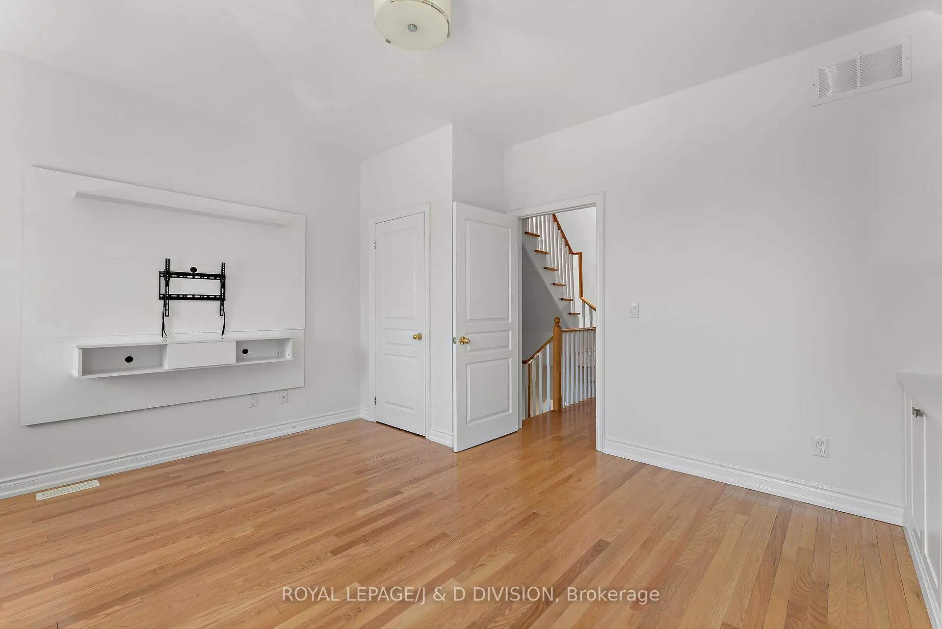 Photo 19 of 102 Earl Place, Toronto, North St. James Town — HOMEH
