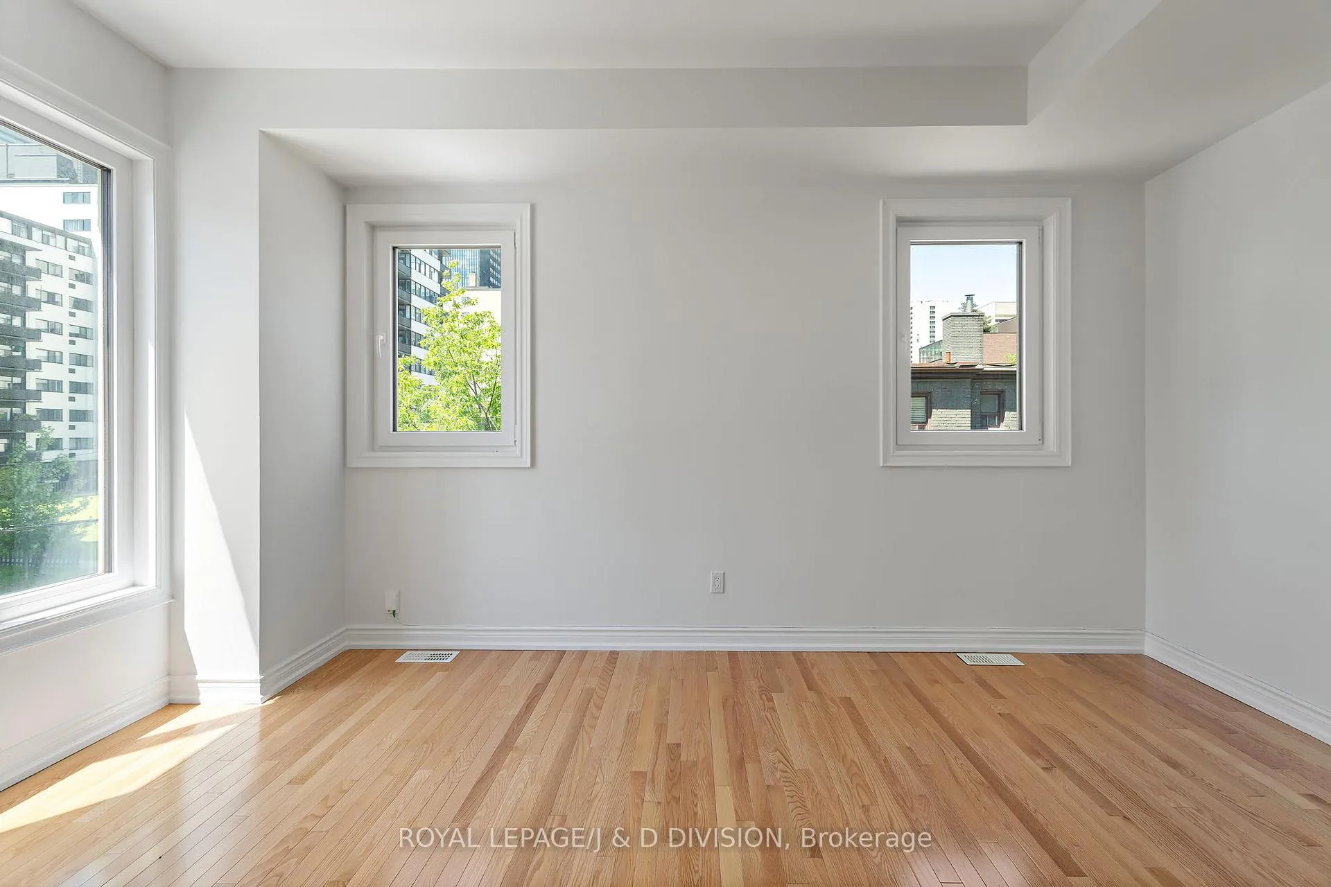 Photo 23 of 102 Earl Place, Toronto, North St. James Town — HOMEH