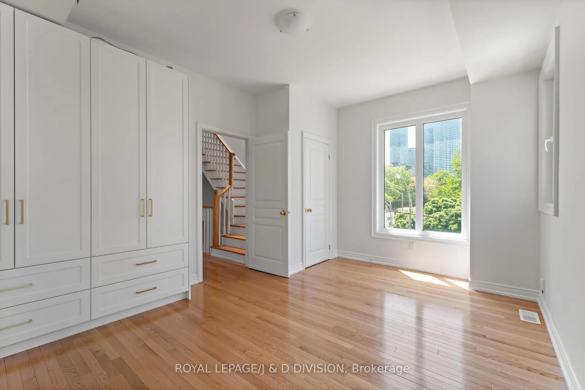 Photo 25 of 102 Earl Place, Toronto, North St. James Town — HOMEH