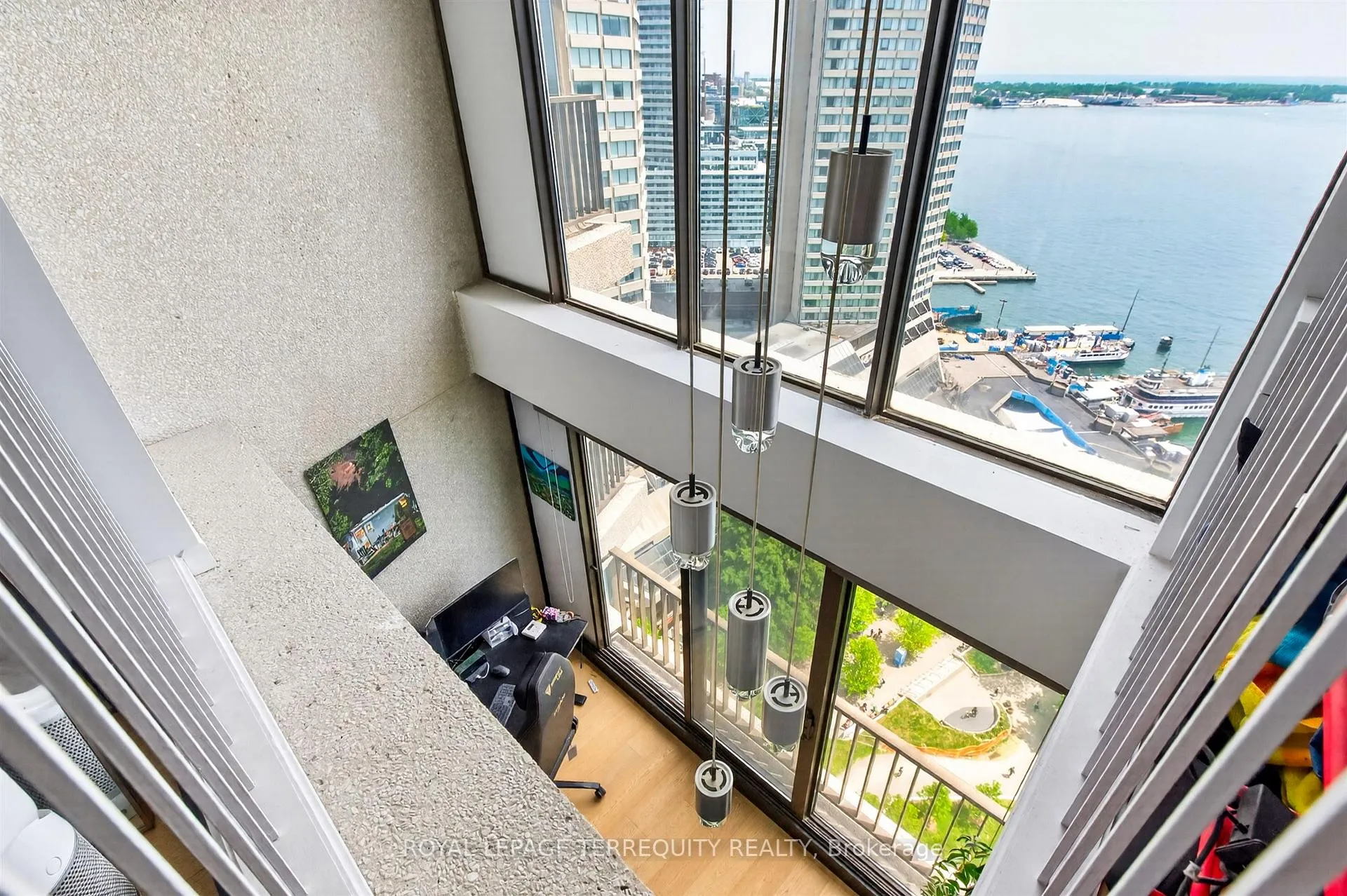 Photo 3 of Unit 2432, 33 Harbour Square, Toronto, Waterfront Communities — HOMEH