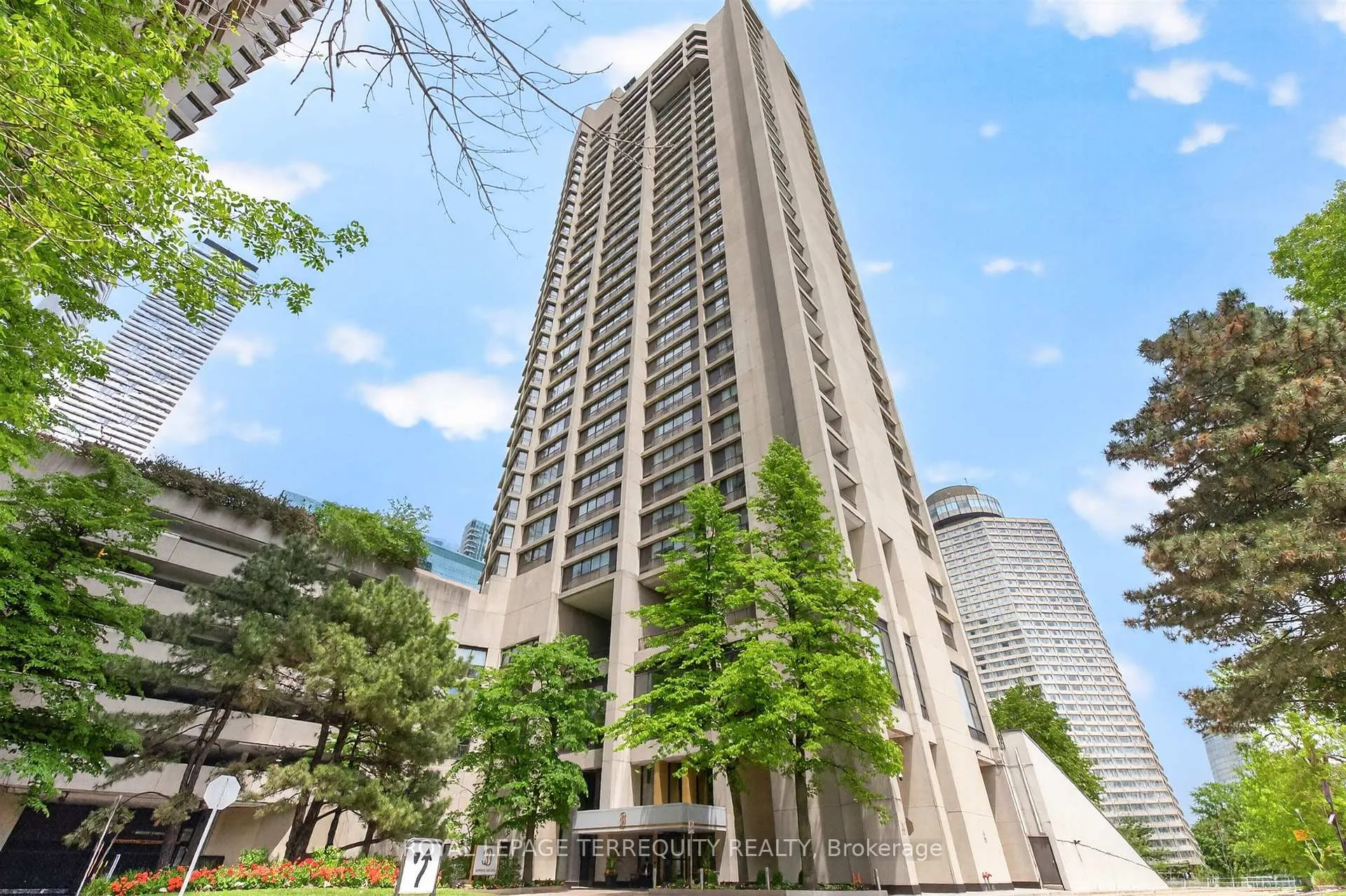 Photo 4 of Unit 2432, 33 Harbour Square, Toronto, Waterfront Communities — HOMEH