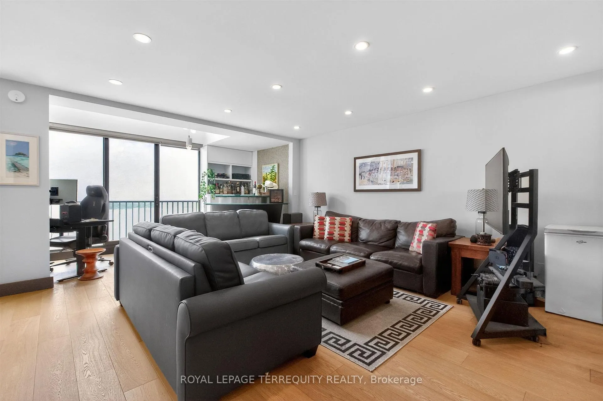 Photo 10 of Unit 2432, 33 Harbour Square, Toronto, Waterfront Communities — HOMEH