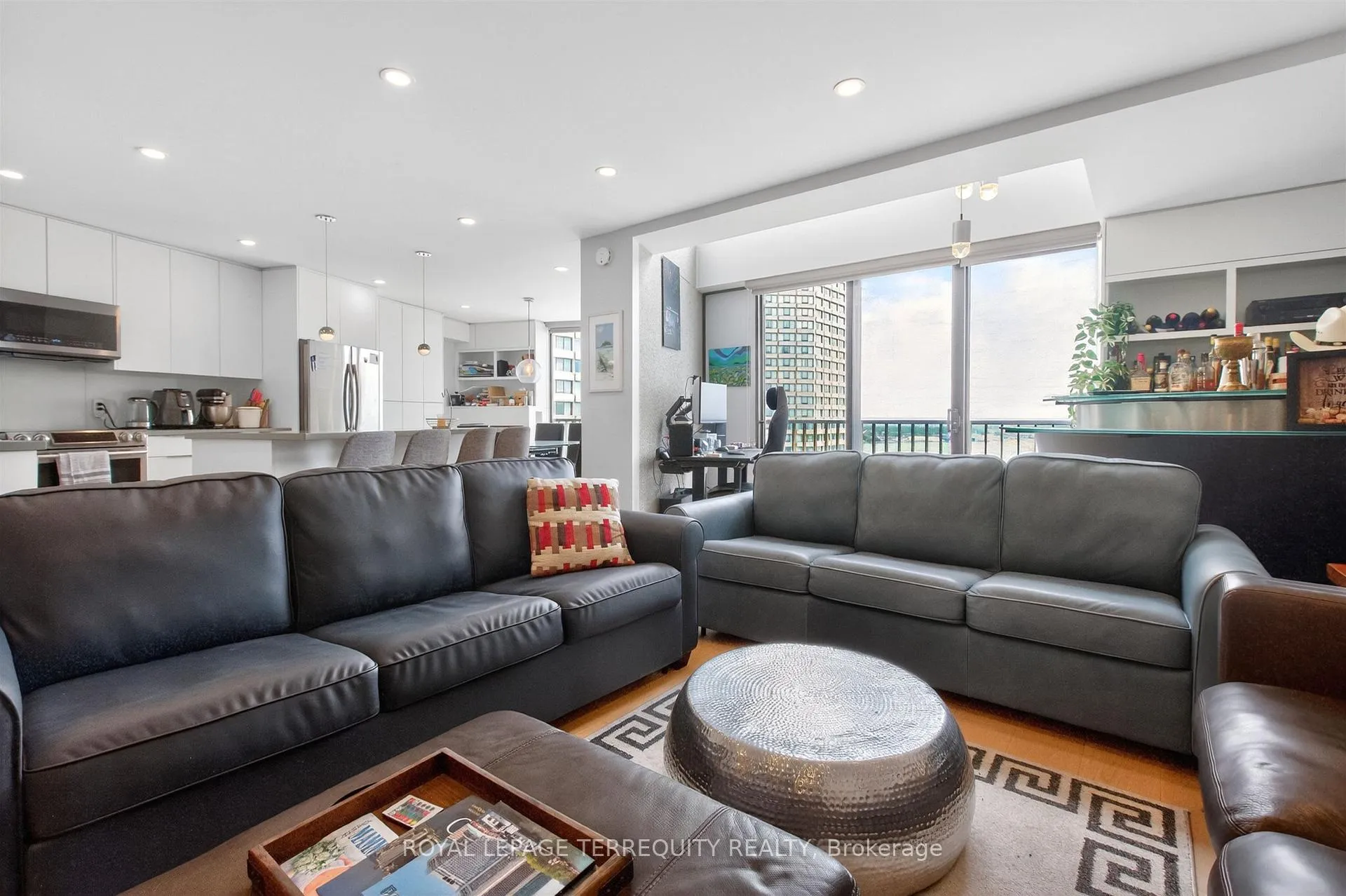 Photo 11 of Unit 2432, 33 Harbour Square, Toronto, Waterfront Communities — HOMEH