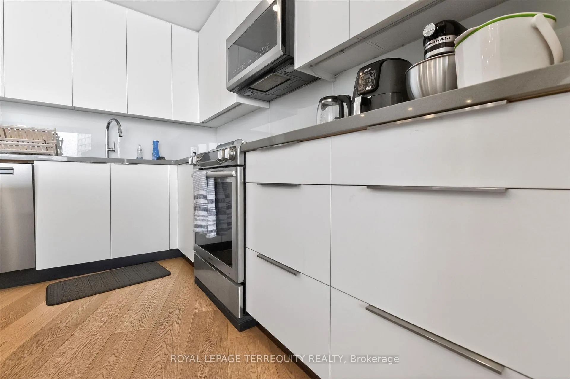 Photo 18 of Unit 2432, 33 Harbour Square, Toronto, Waterfront Communities — HOMEH