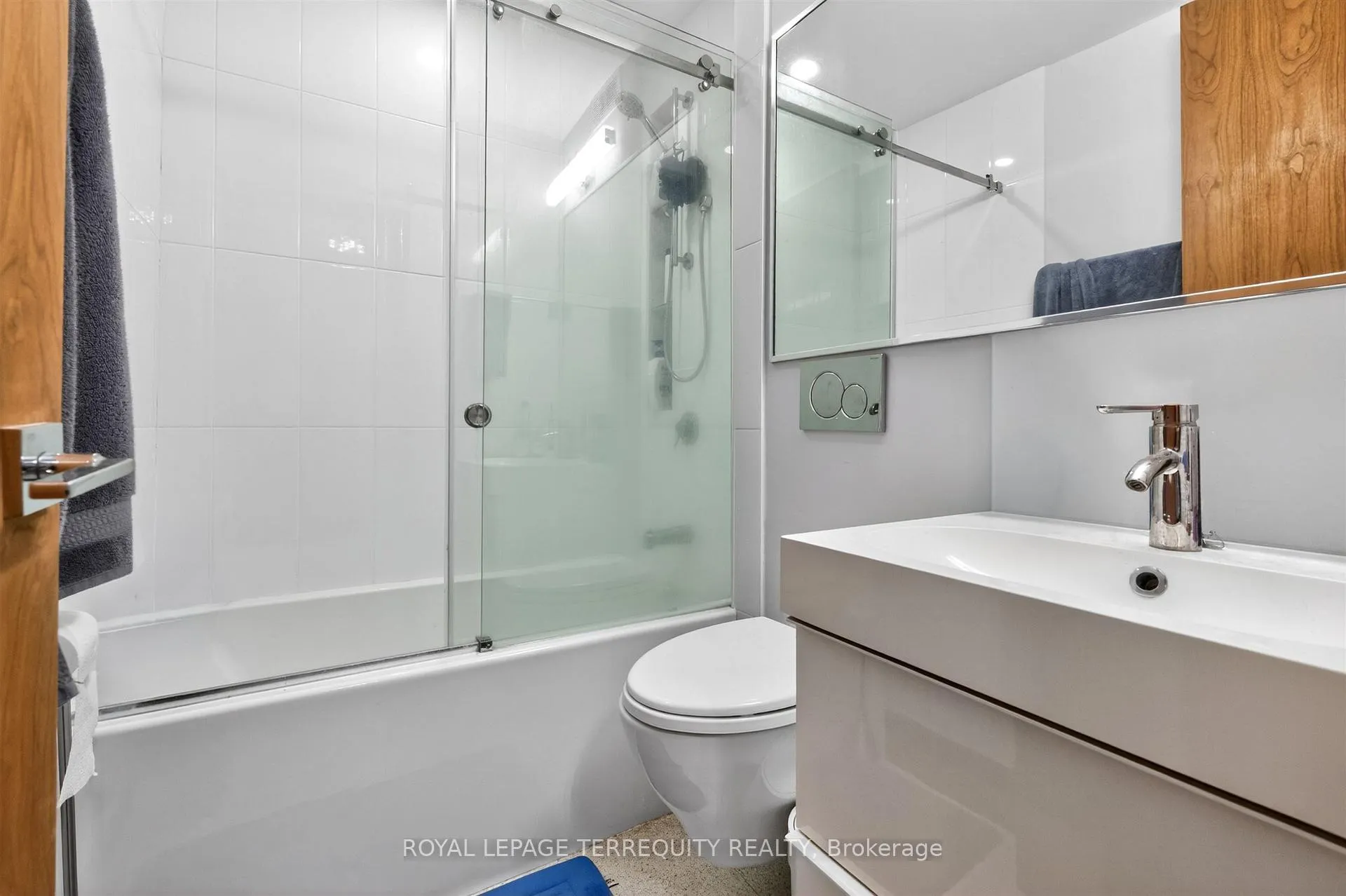 Photo 32 of Unit 2432, 33 Harbour Square, Toronto, Waterfront Communities — HOMEH