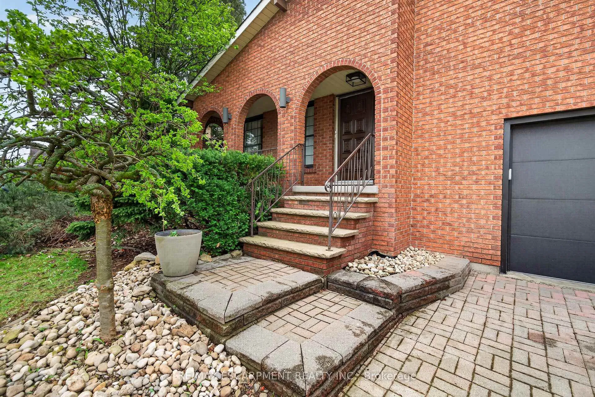 Photo 2 of 51 President Drive, Hamilton, Stoney Creek — HOMEH