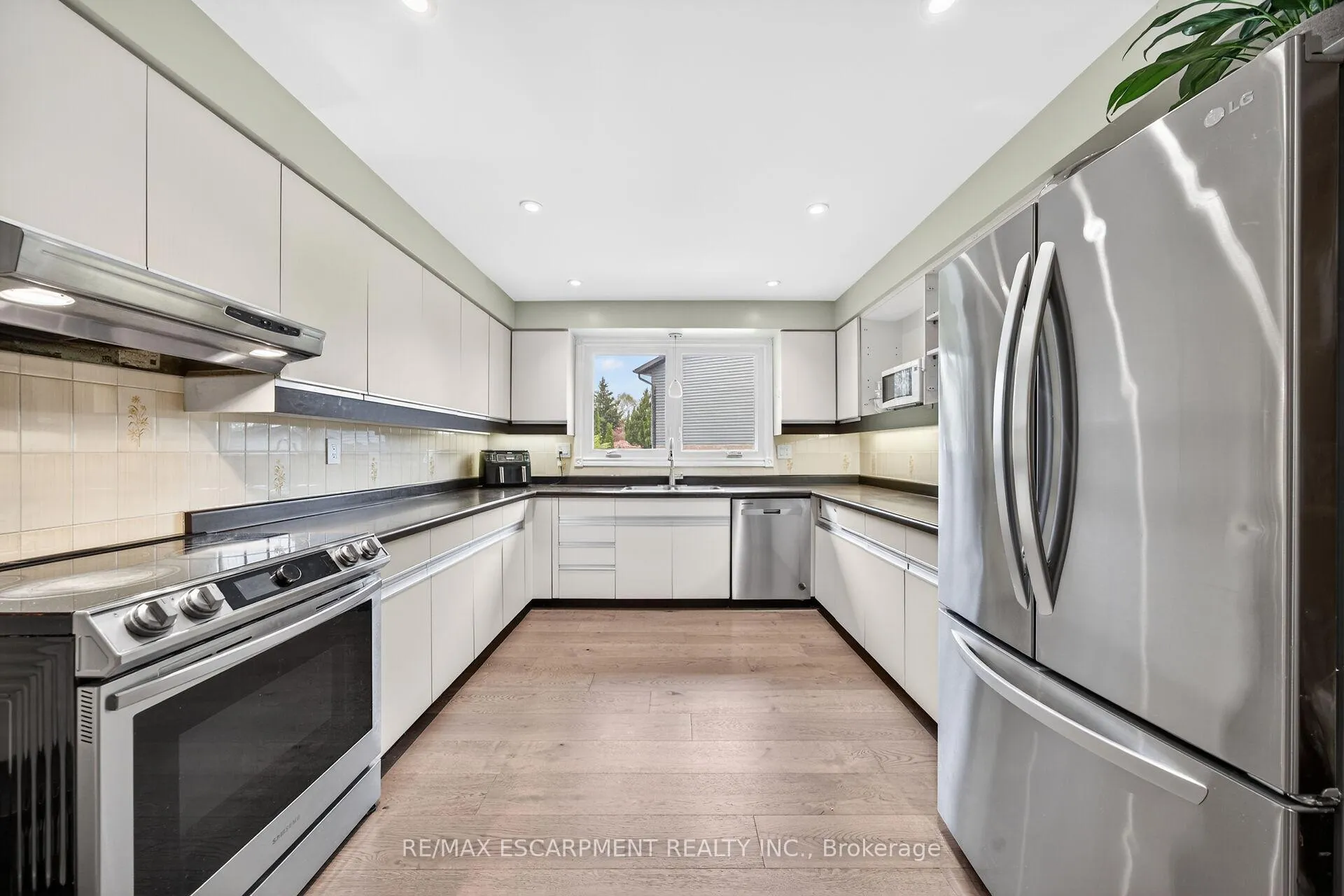 Photo 13 of 51 President Drive, Hamilton, Stoney Creek — HOMEH
