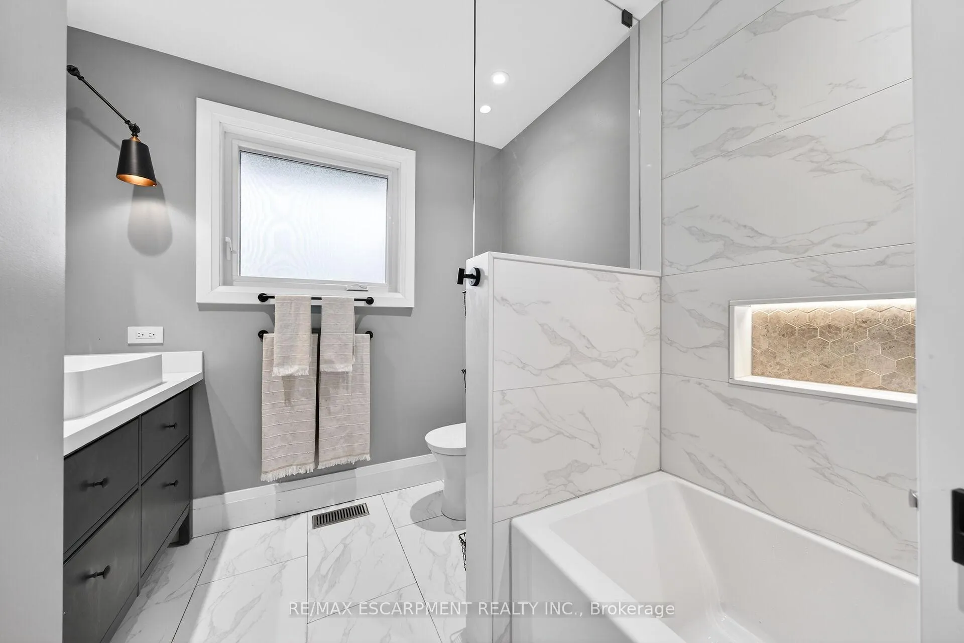 Photo 21 of 51 President Drive, Hamilton, Stoney Creek — HOMEH