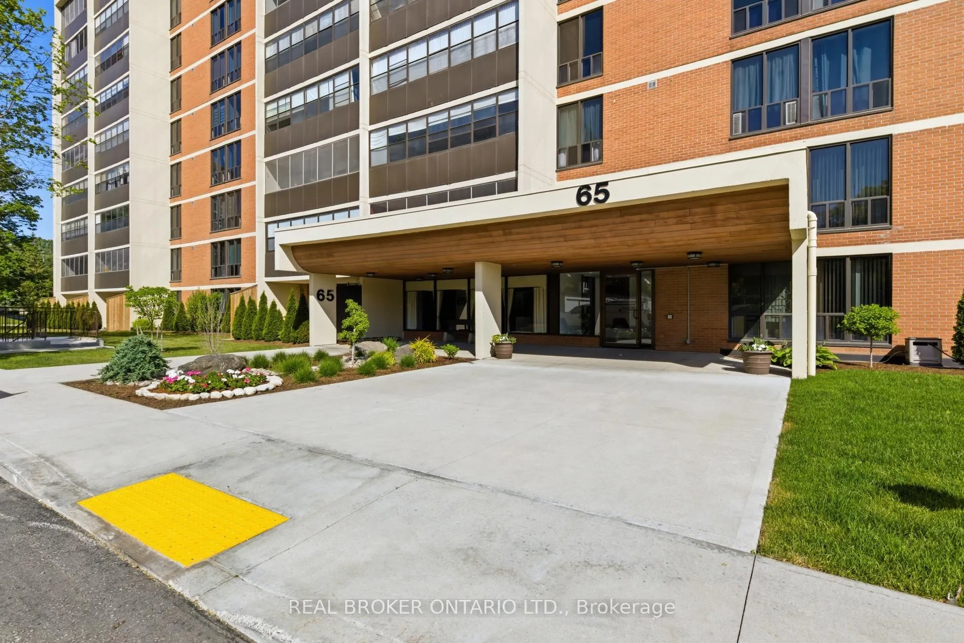 Photo 3 of Unit 402, 65 Westmount Road N, Waterloo — HOMEH