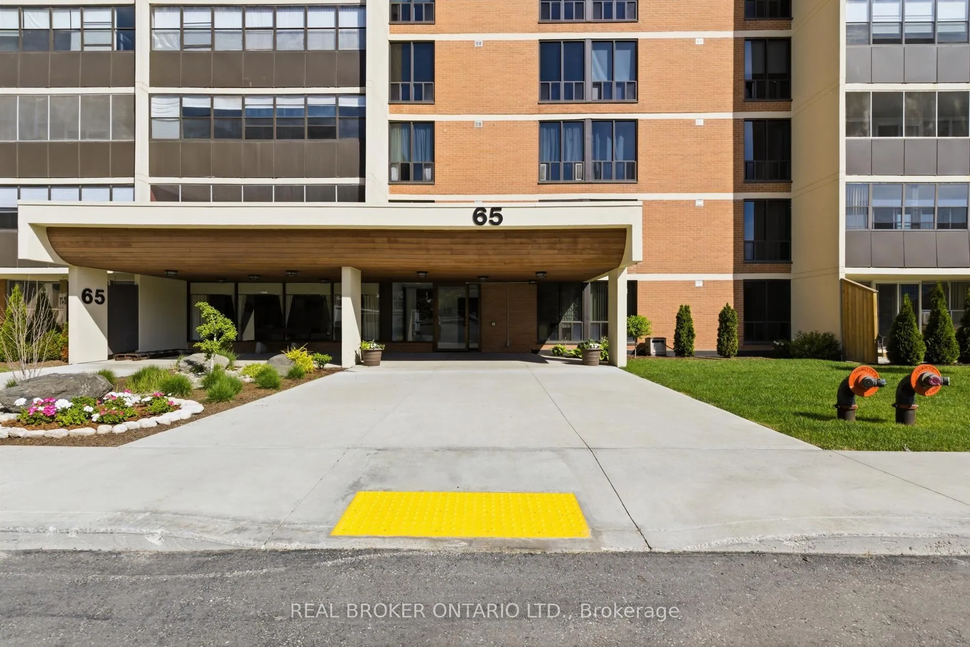 Photo 4 of Unit 402, 65 Westmount Road N, Waterloo — HOMEH
