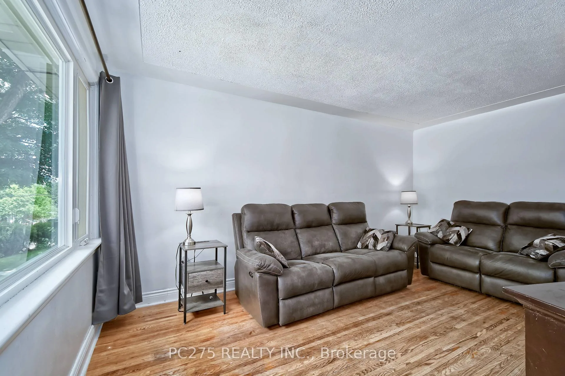 Photo 4 of 204 Taylor Street, London, East C — HOMEH
