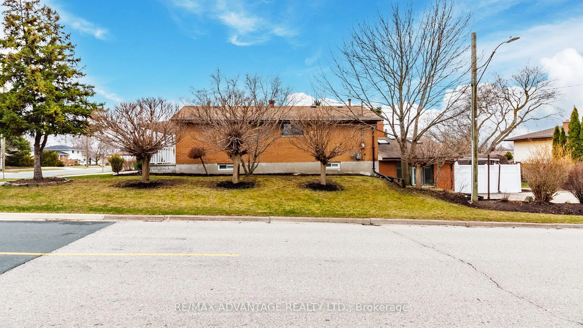 Photo 3 of 190 Fairview Avenue, St. Thomas — HOMEH