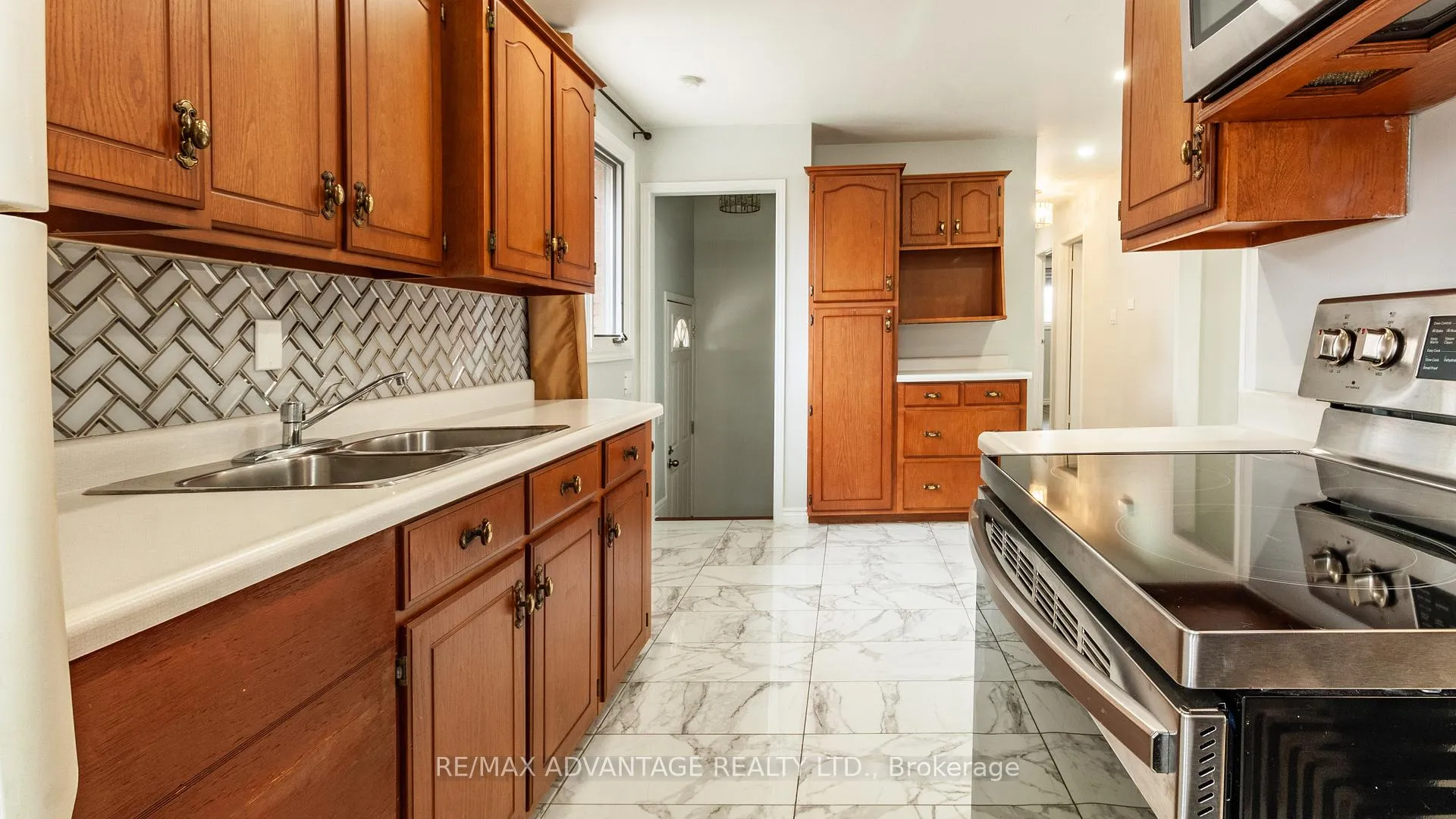 Photo 8 of 190 Fairview Avenue, St. Thomas — HOMEH