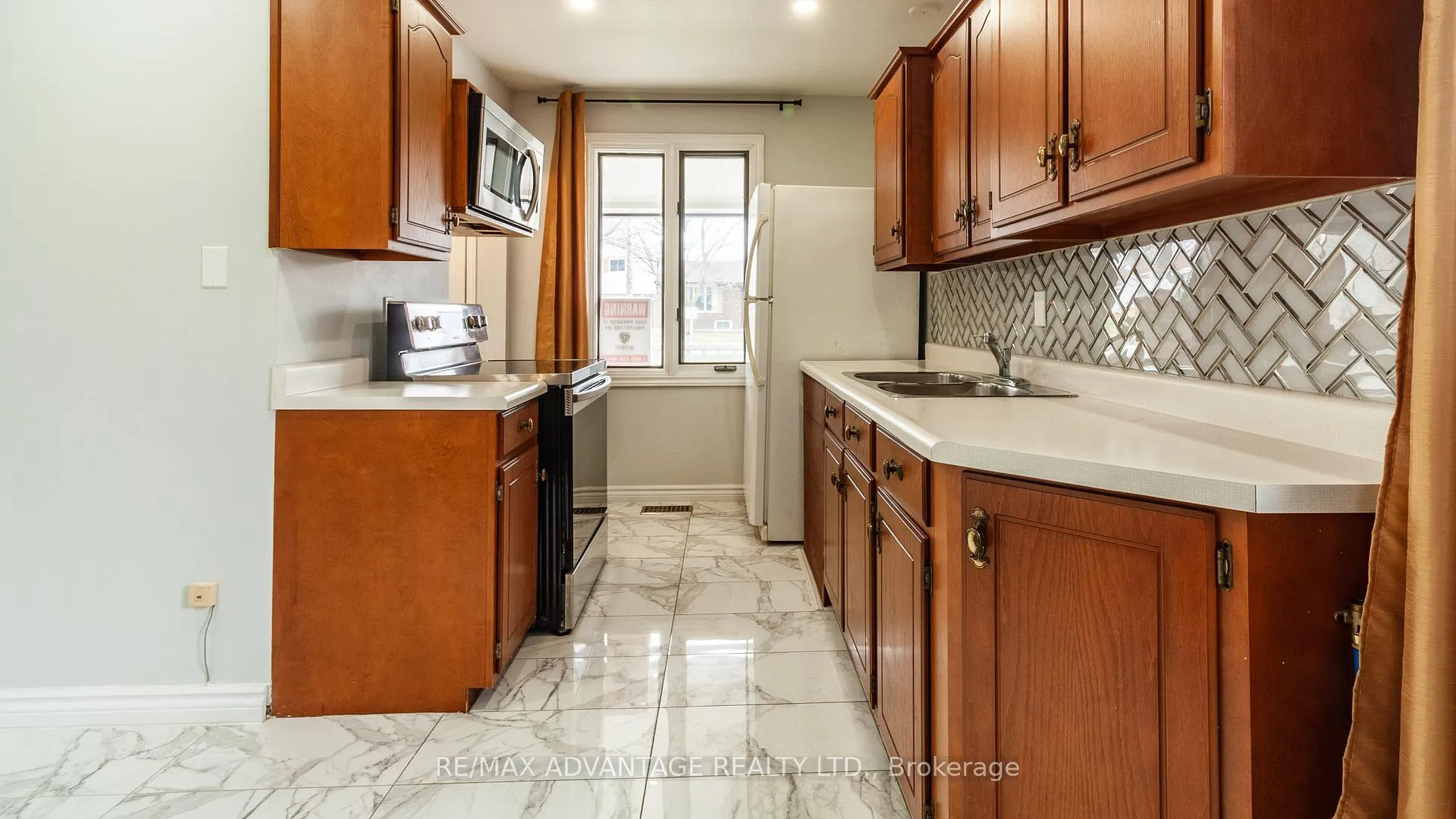 Photo 9 of 190 Fairview Avenue, St. Thomas — HOMEH