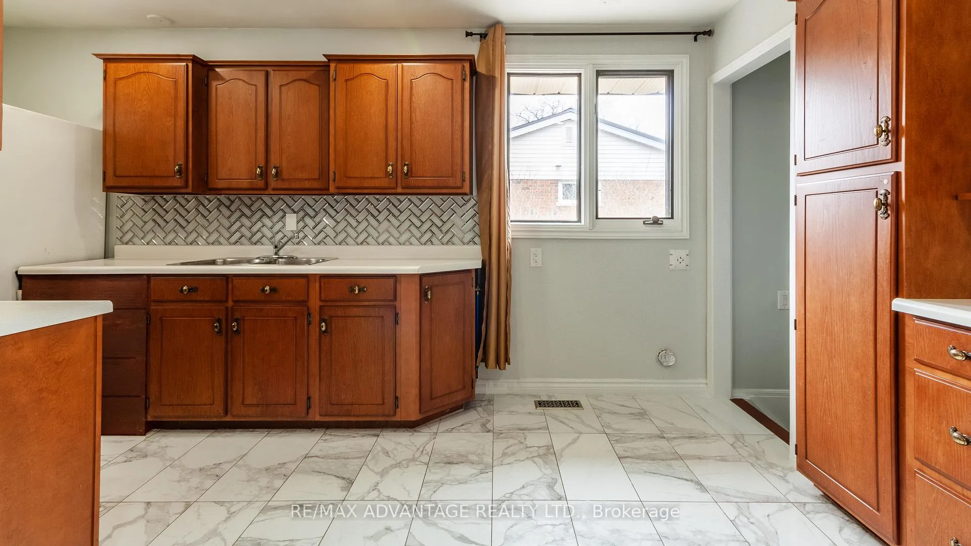 Photo 10 of 190 Fairview Avenue, St. Thomas — HOMEH