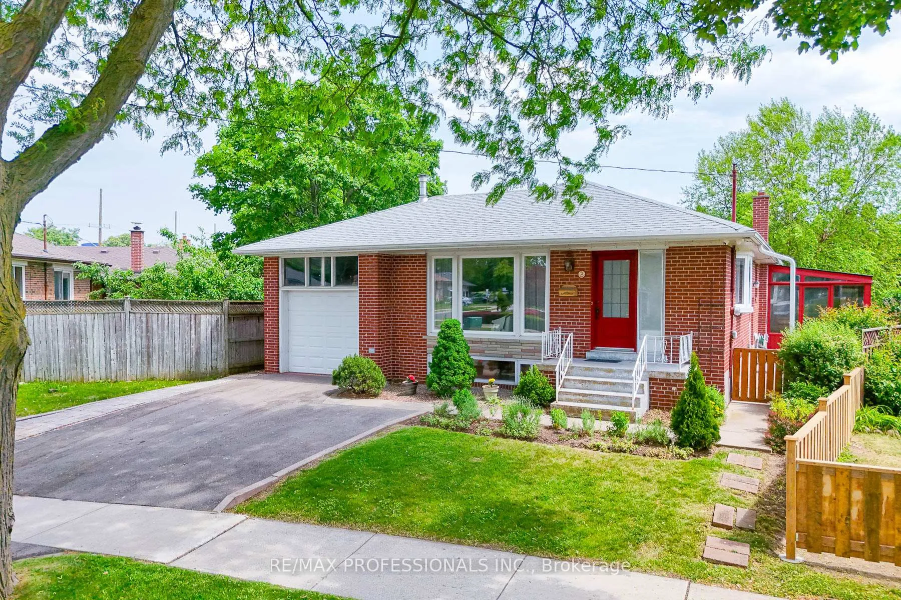 Photo 2 of 3 Embers Drive, Etobicoke, Eringate-Centennial-West Deane — HOMEH