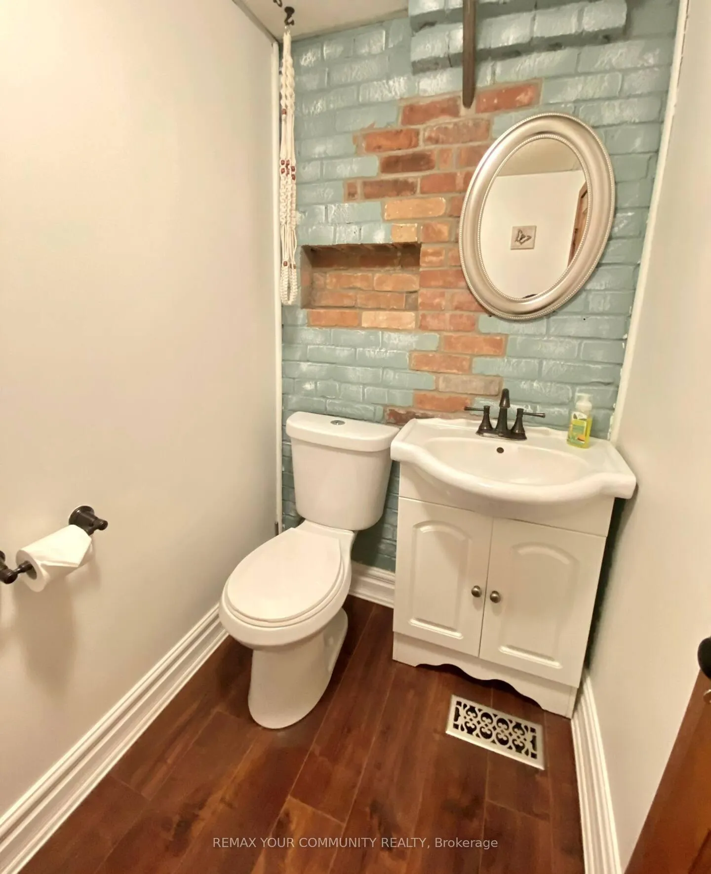 Photo 24 of 44 Brock Street, Barrie, 400 North — HOMEH