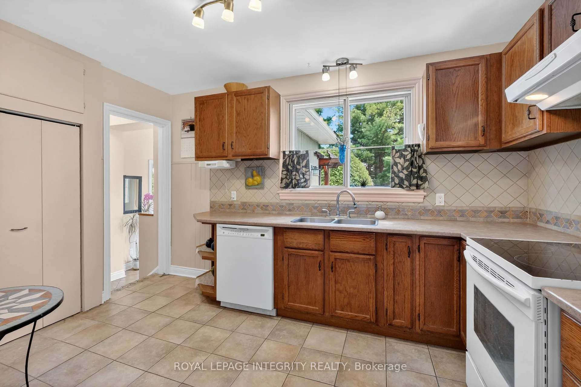 Photo 10 of 957 Blair Road, Ottawa, Cardinal Heights — HOMEH