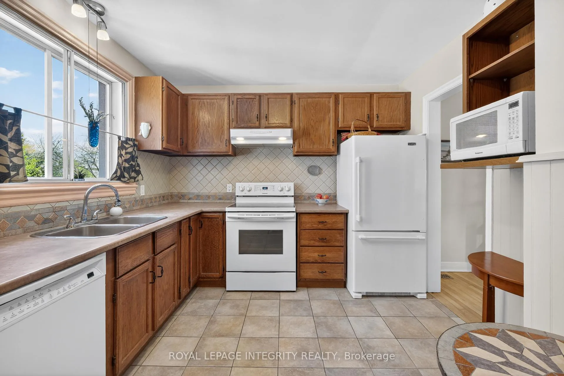 Photo 11 of 957 Blair Road, Ottawa, Cardinal Heights — HOMEH