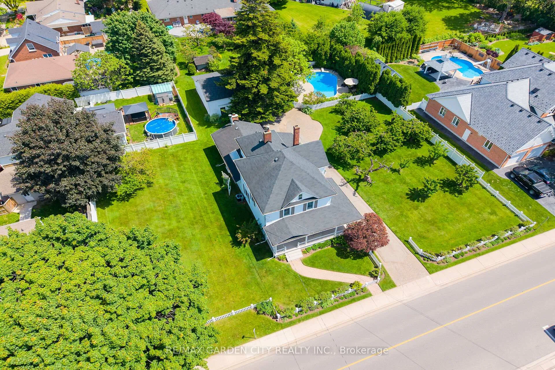 Photo 3 of 24-26 Maple Avenue, Grimsby, Grimsby East — HOMEH
