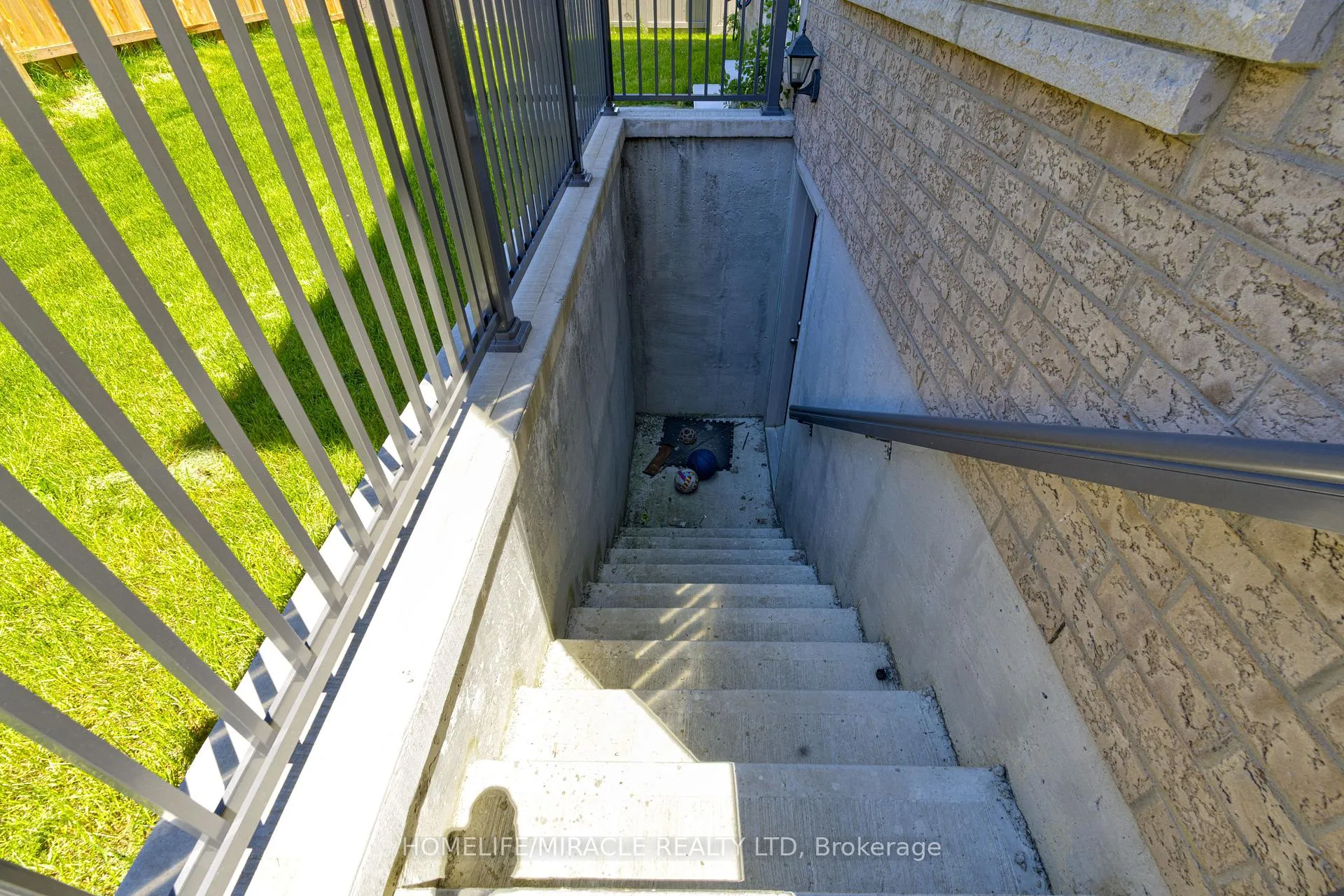 Photo 39 of 566 Brisdale Drive, Brampton, Northwest Brampton — HOMEH