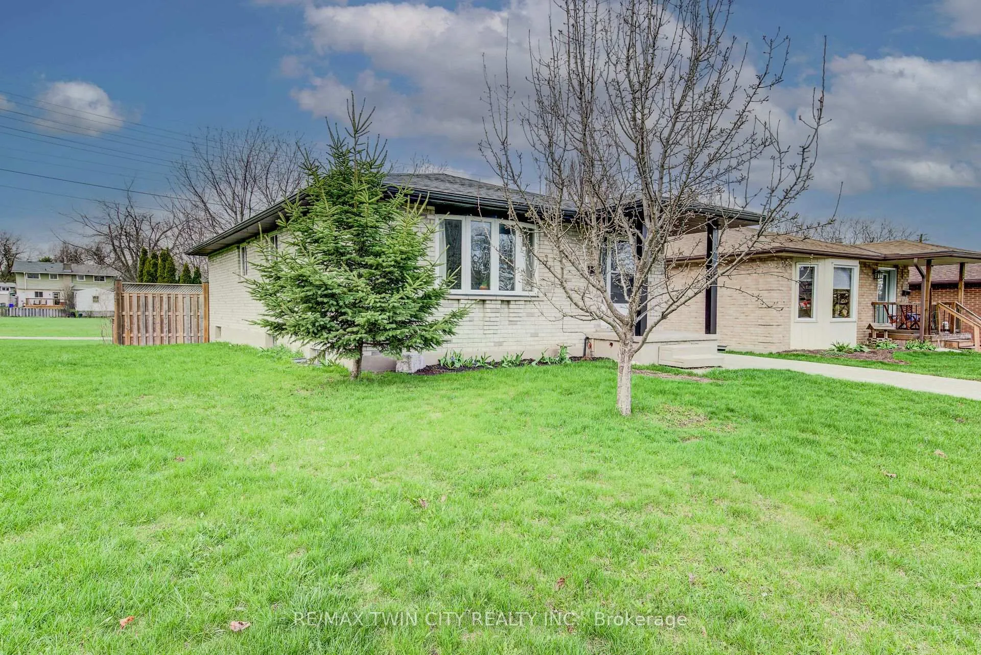 Photo 2 of 183 Dinison Crescent, Kitchener, Laurentian Hills — HOMEH