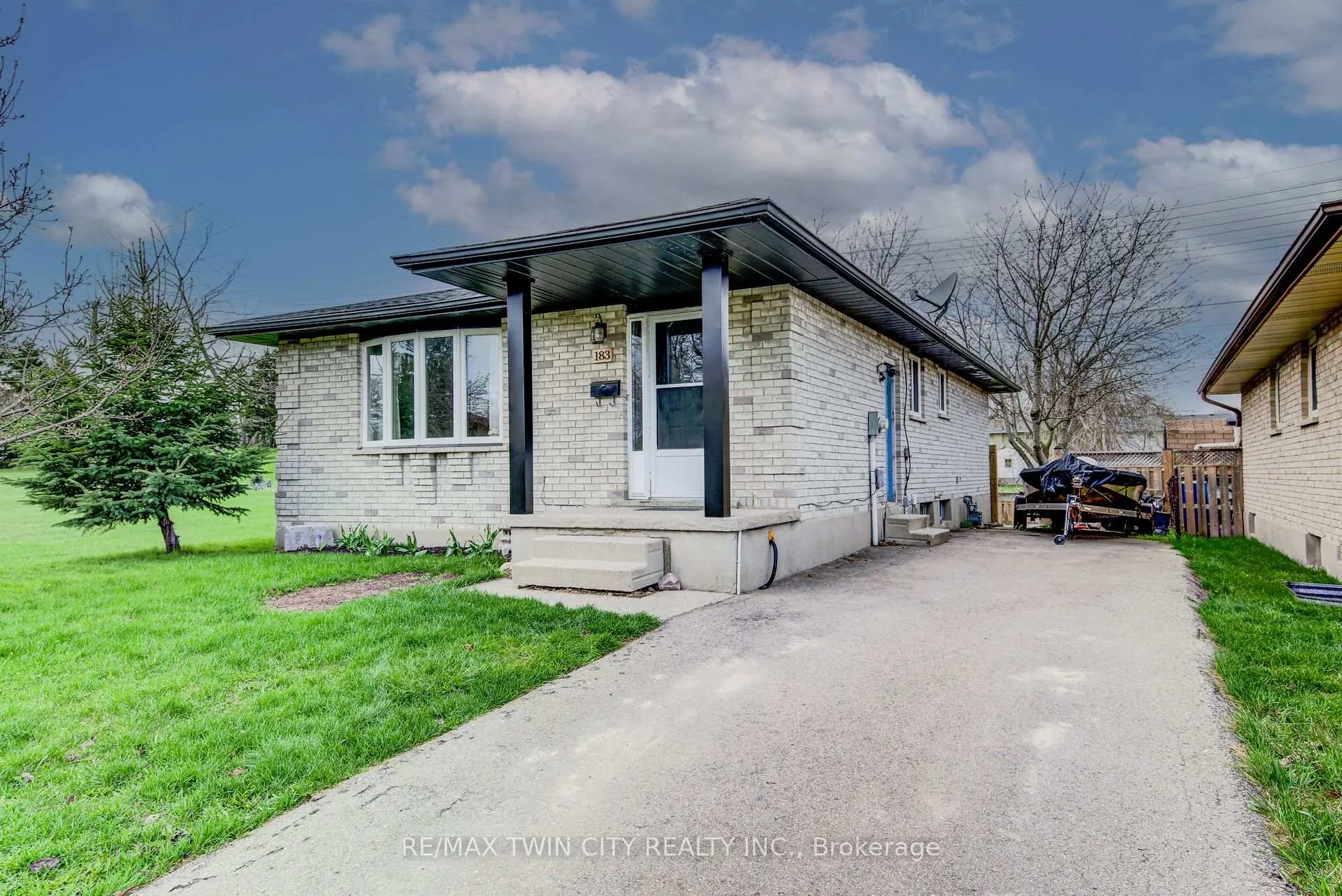 Photo 3 of 183 Dinison Crescent, Kitchener, Laurentian Hills — HOMEH
