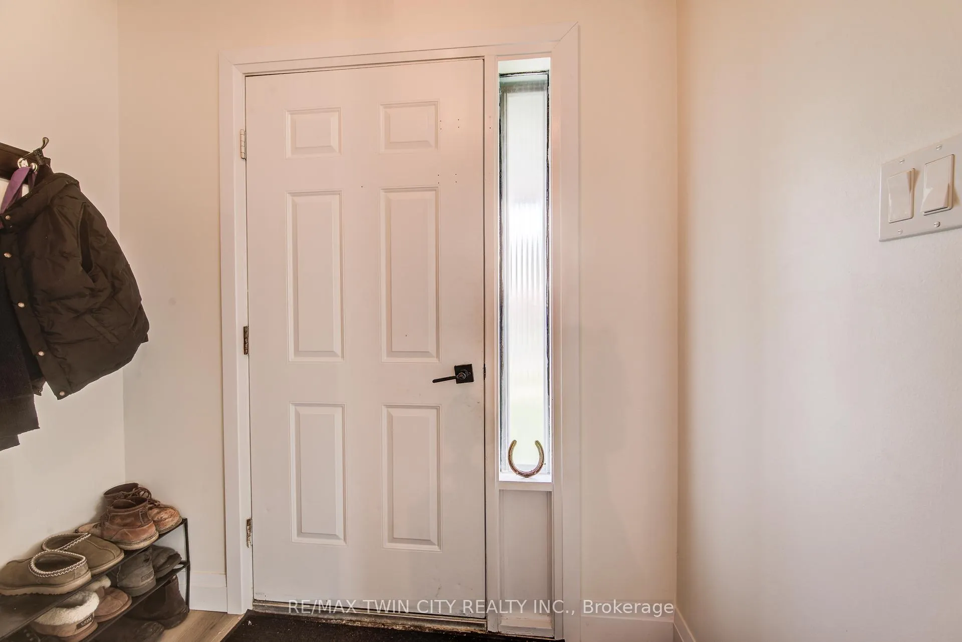 Photo 5 of 183 Dinison Crescent, Kitchener, Laurentian Hills — HOMEH