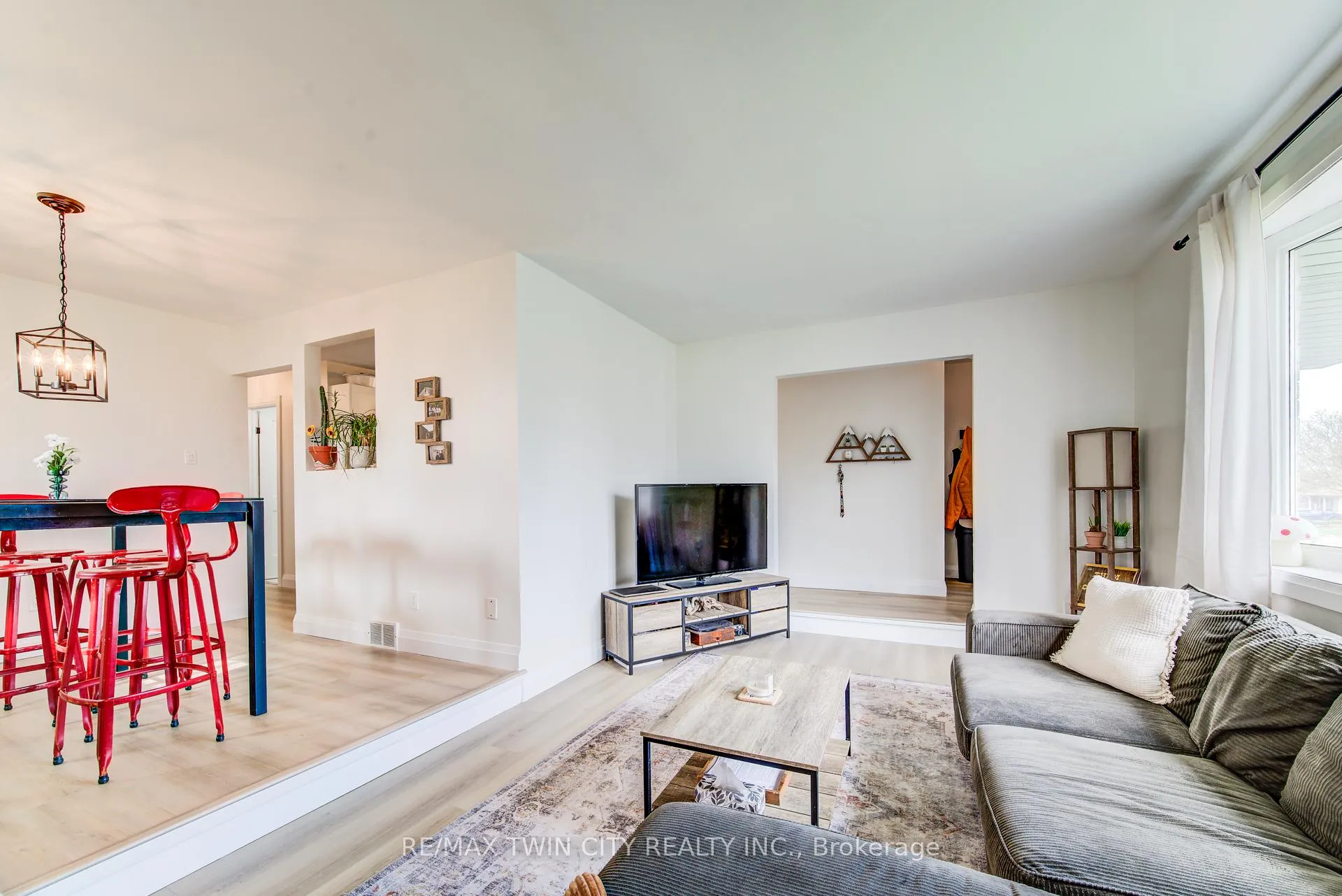 Photo 9 of 183 Dinison Crescent, Kitchener, Laurentian Hills — HOMEH