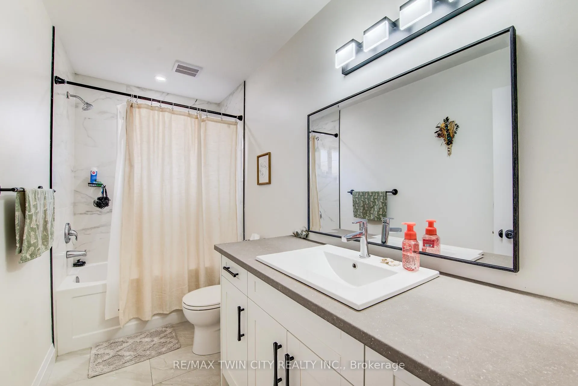 Photo 19 of 183 Dinison Crescent, Kitchener, Laurentian Hills — HOMEH