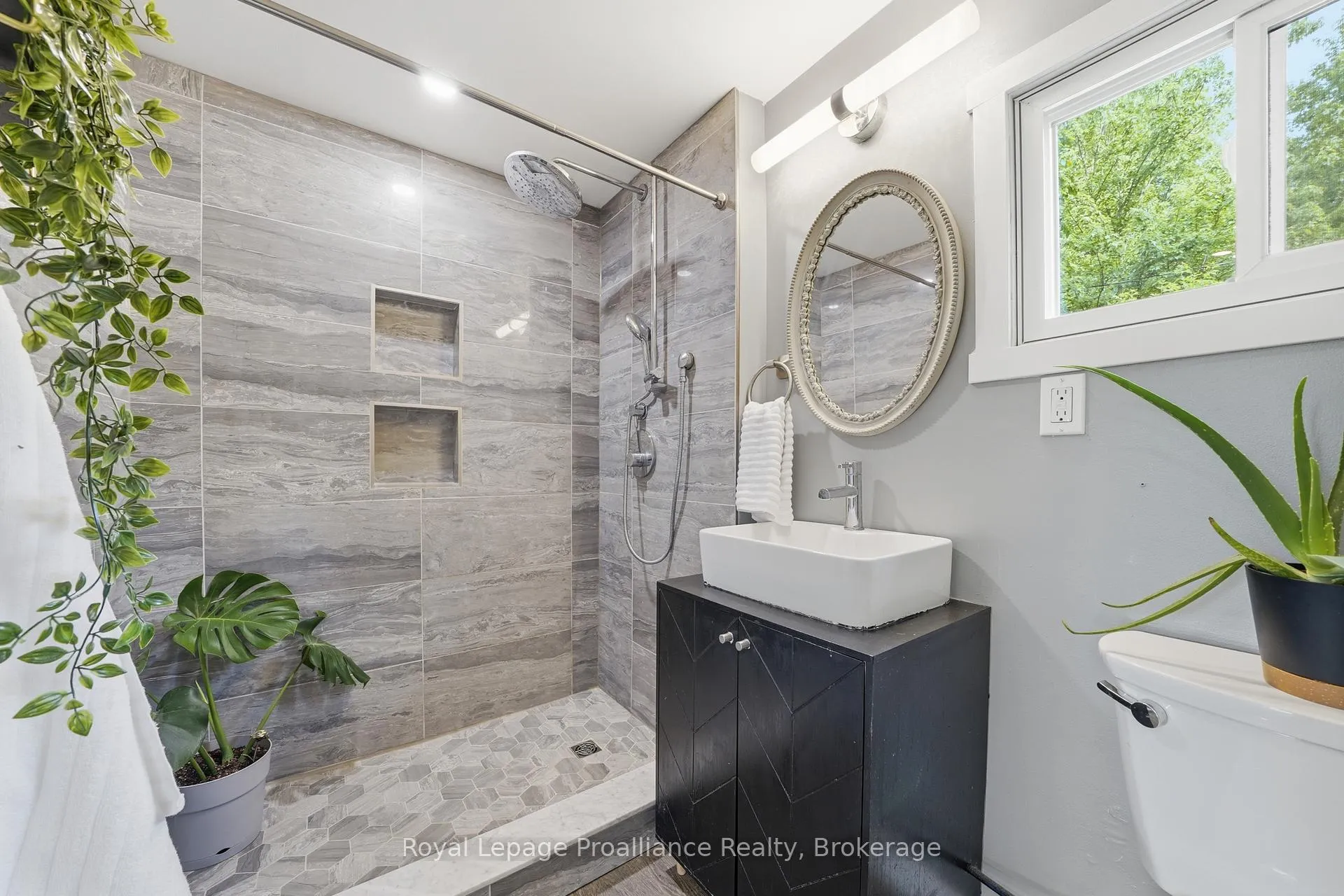 Photo 10 of 103 Sanctuary Lane, Belleville, Thurlow Ward — HOMEH