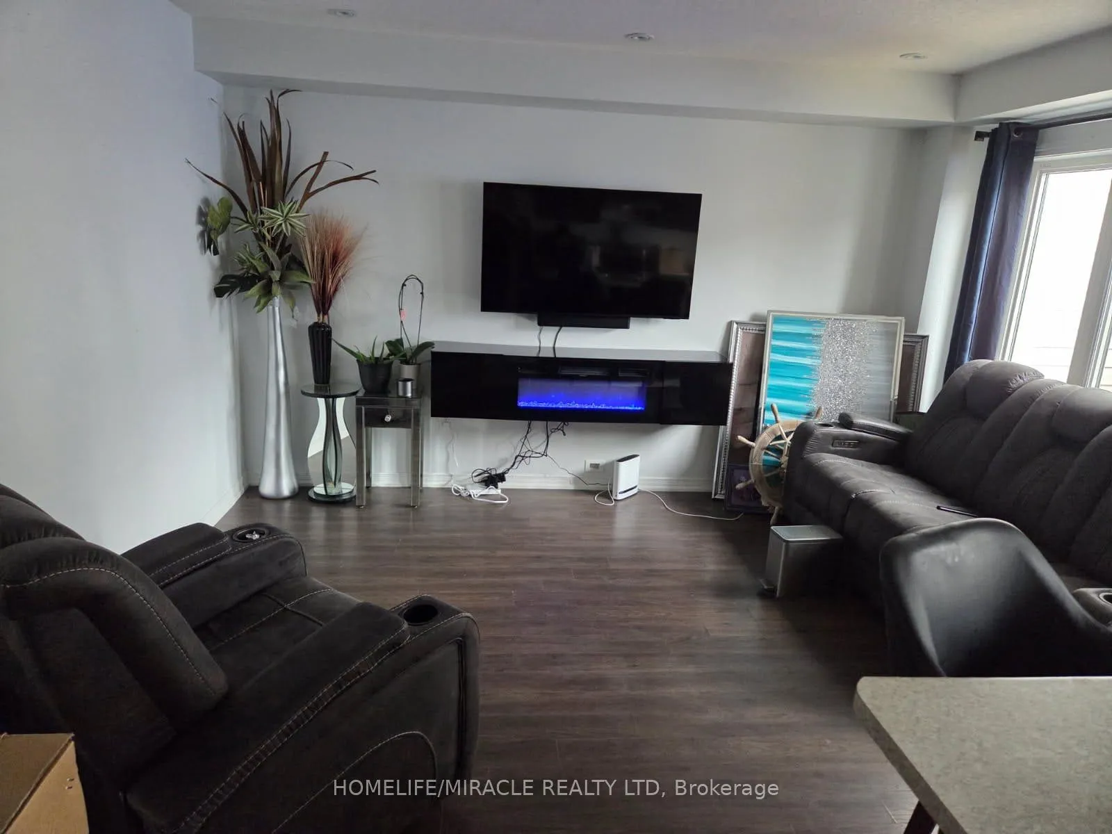 Photo 2 of 8250 Tulip Tree Drive, Niagara Falls, Brown — HOMEH