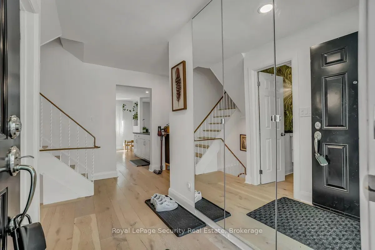 Photo 4 of 23 Raintree Path, Etobicoke, Eringate-Centennial-West Deane — HOMEH