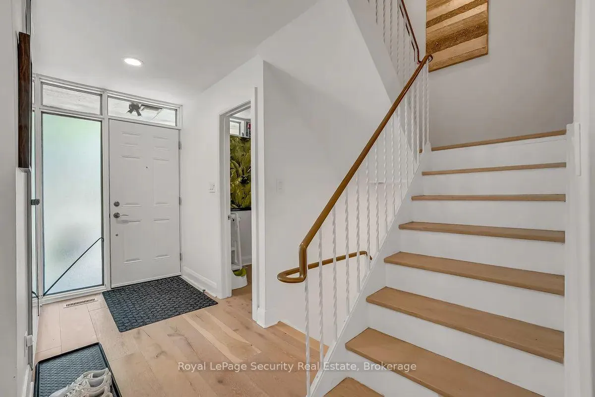 Photo 5 of 23 Raintree Path, Etobicoke, Eringate-Centennial-West Deane — HOMEH