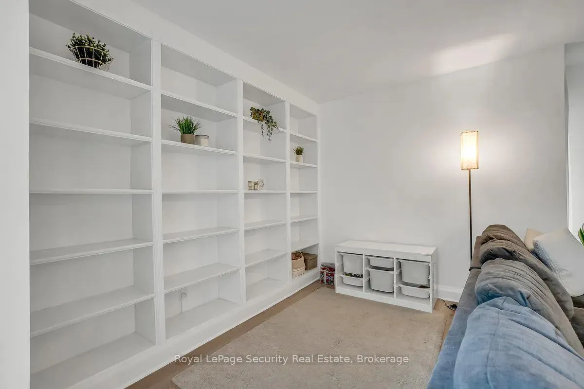 Photo 10 of 23 Raintree Path, Etobicoke, Eringate-Centennial-West Deane — HOMEH