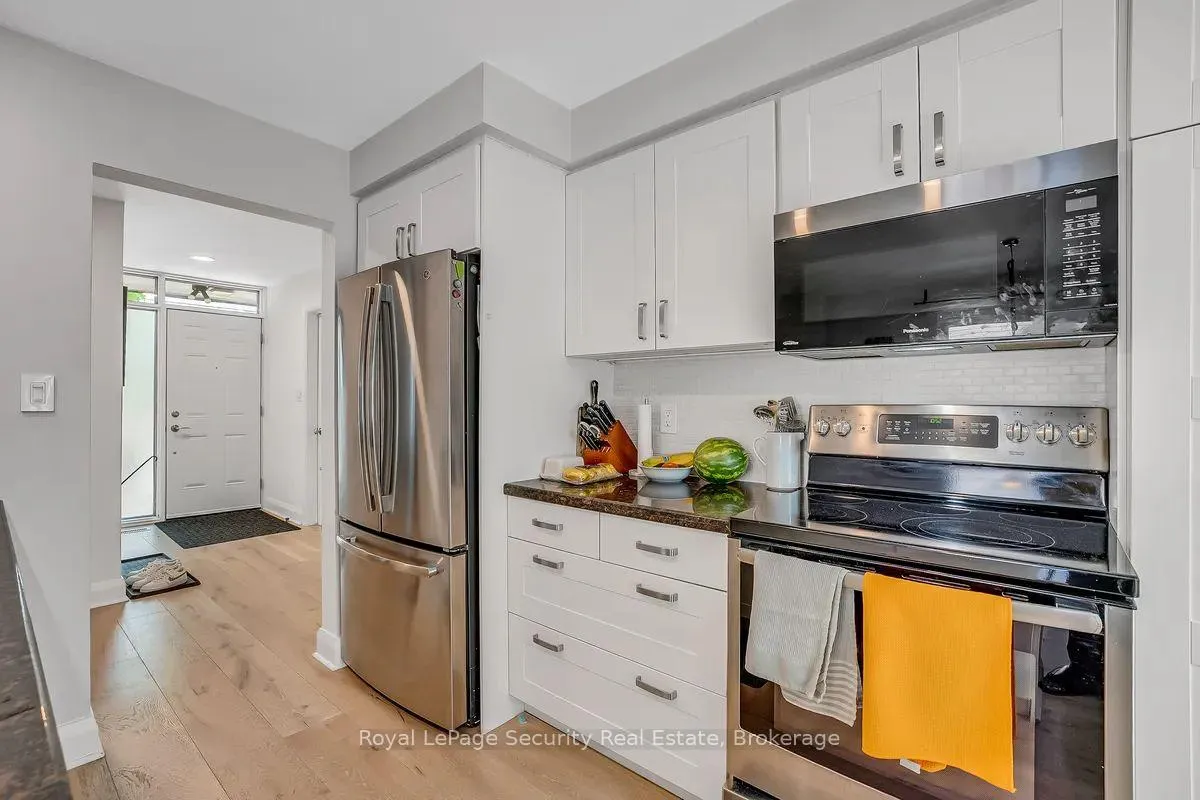 Photo 17 of 23 Raintree Path, Etobicoke, Eringate-Centennial-West Deane — HOMEH